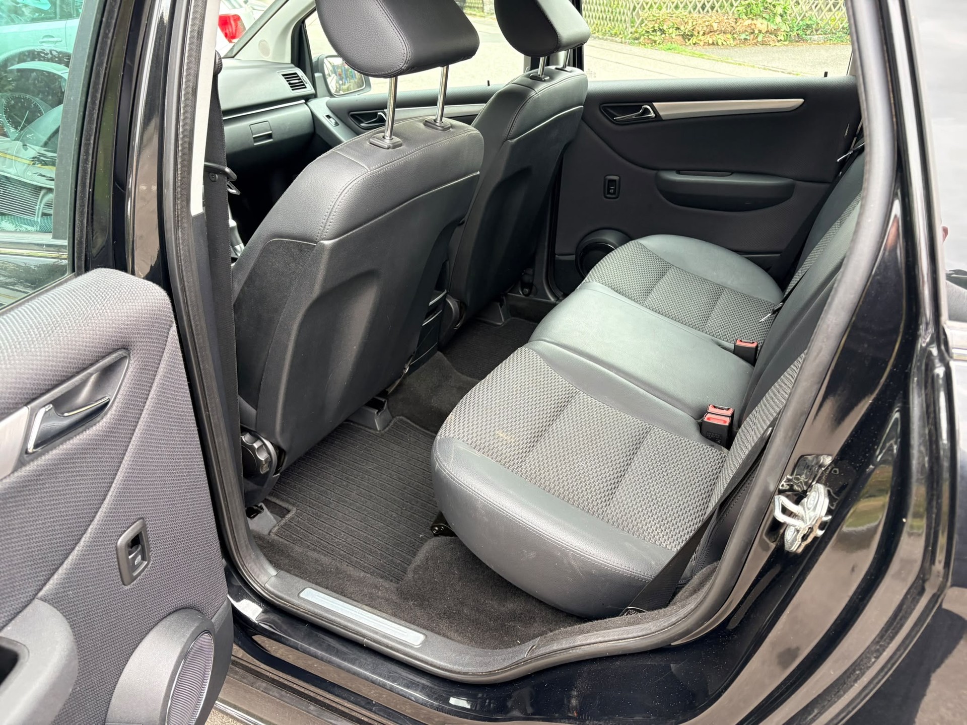 MERCEDES-BENZ B 180 Selection Autotronic-image-5