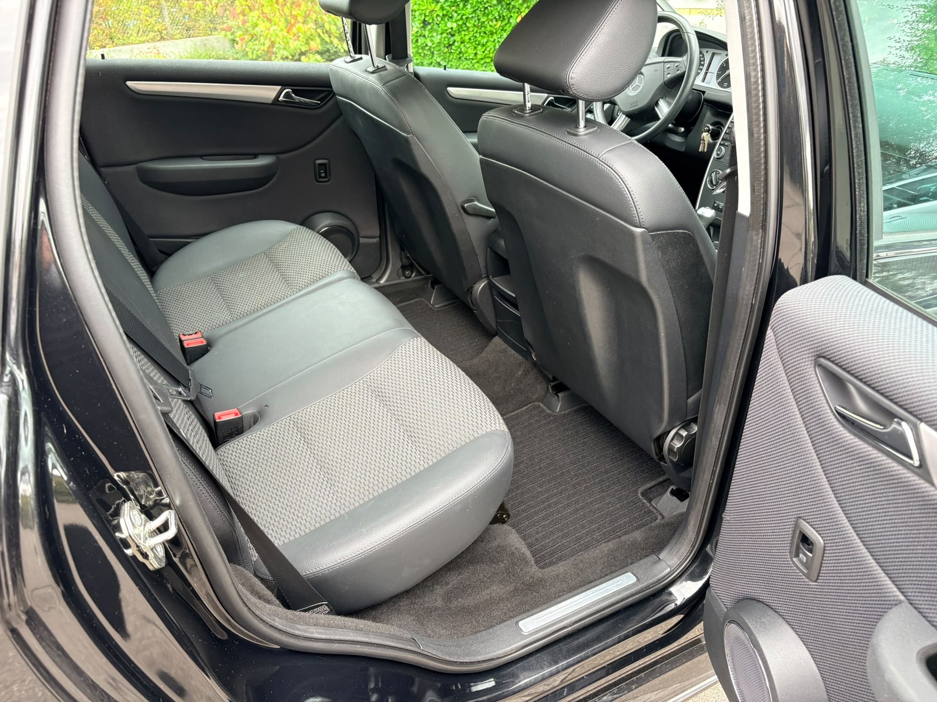 MERCEDES-BENZ B 180 Selection Autotronic-image-4