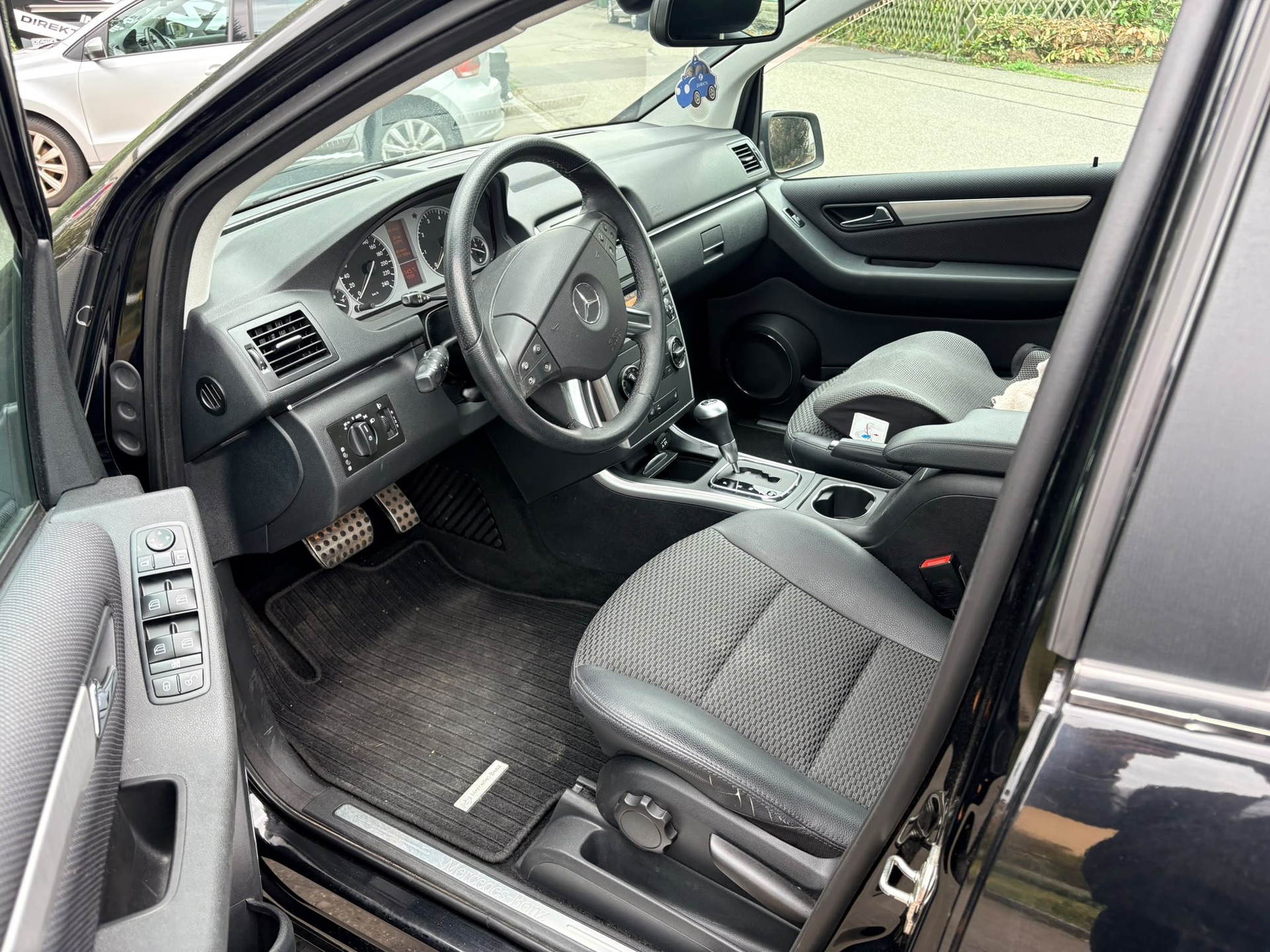 MERCEDES-BENZ B 180 Selection Autotronic-image-7
