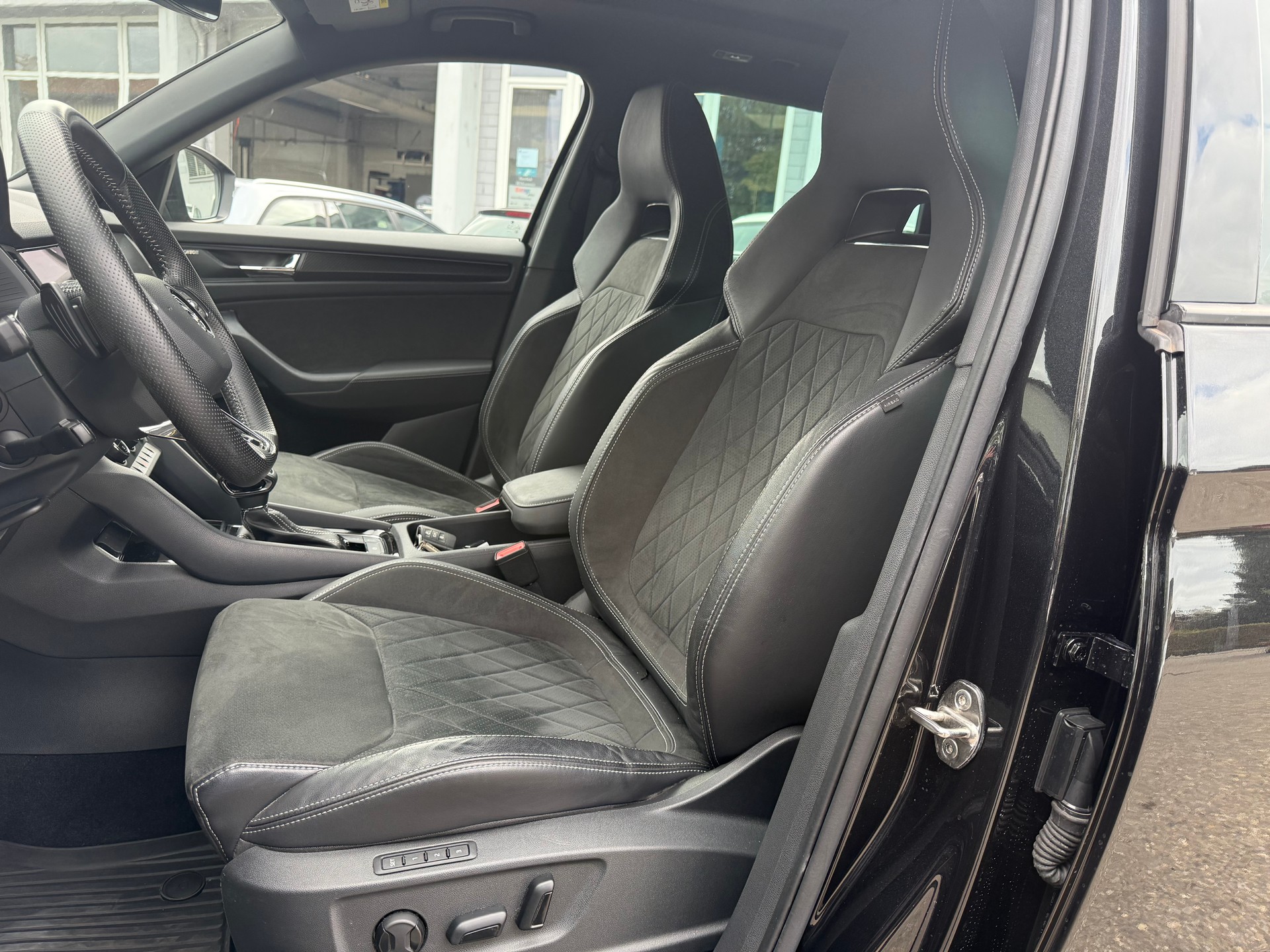 SKODA Kodiaq 2.0 TSI 4x4 Sport Line-image-7