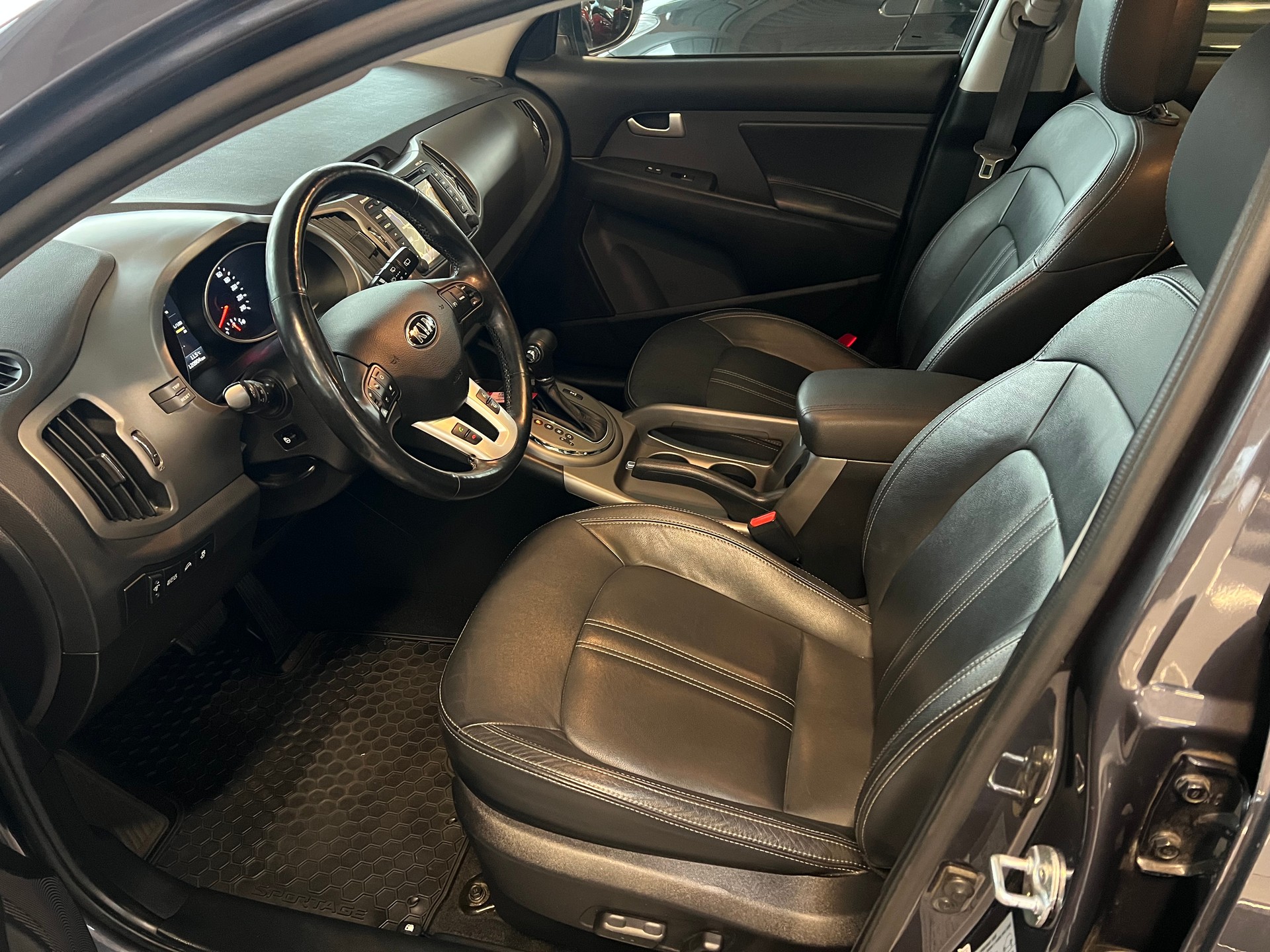 KIA Sportage 2.0 CRDi Style 4WD Automatic-image-7