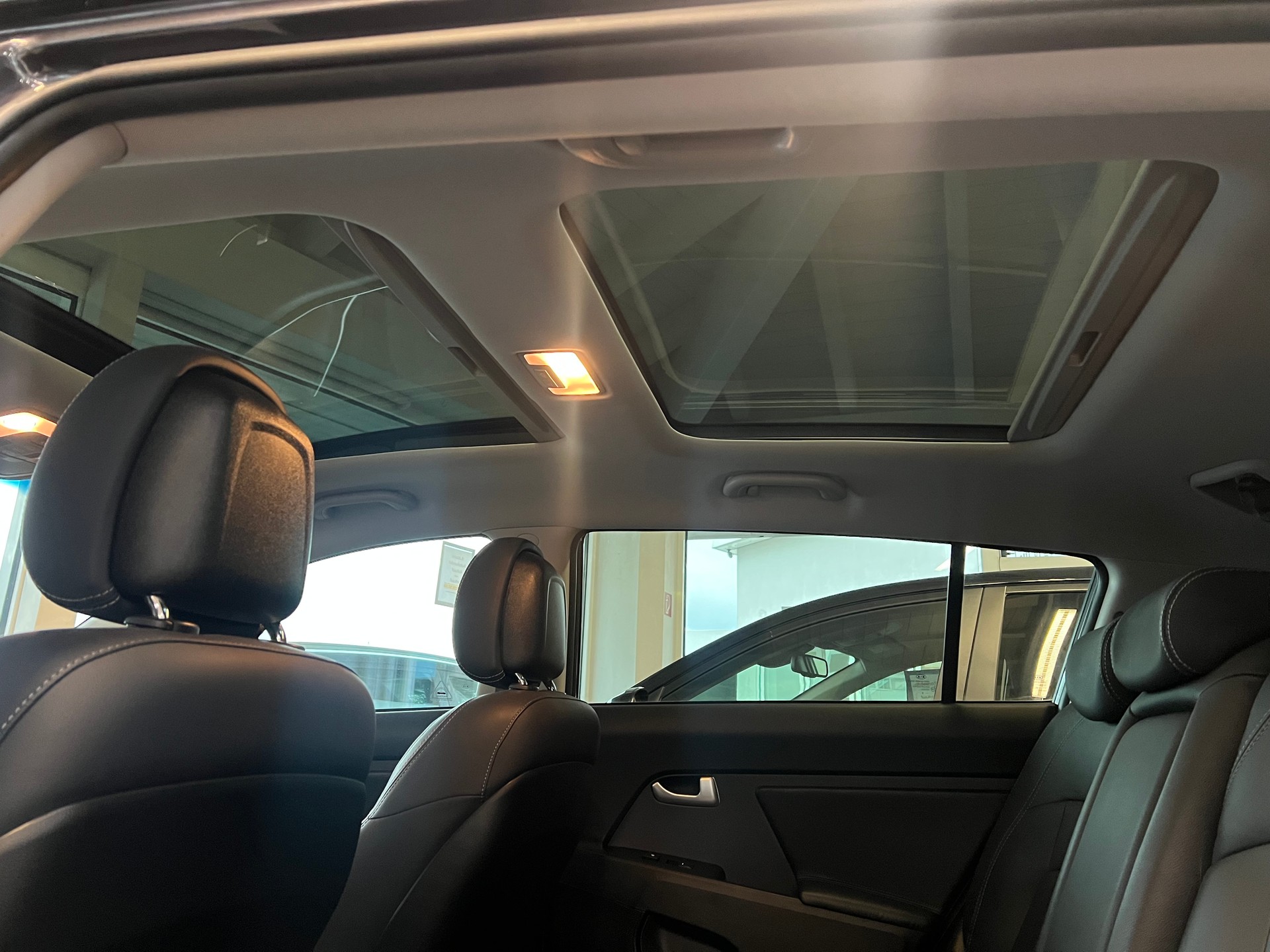KIA Sportage 2.0 CRDi Style 4WD Automatic-image-10