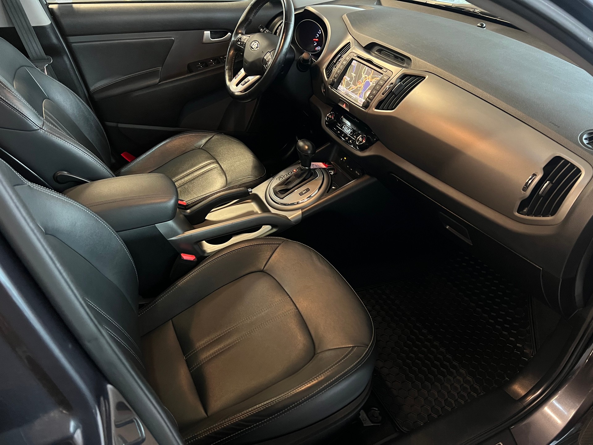 KIA Sportage 2.0 CRDi Style 4WD Automatic-image-8