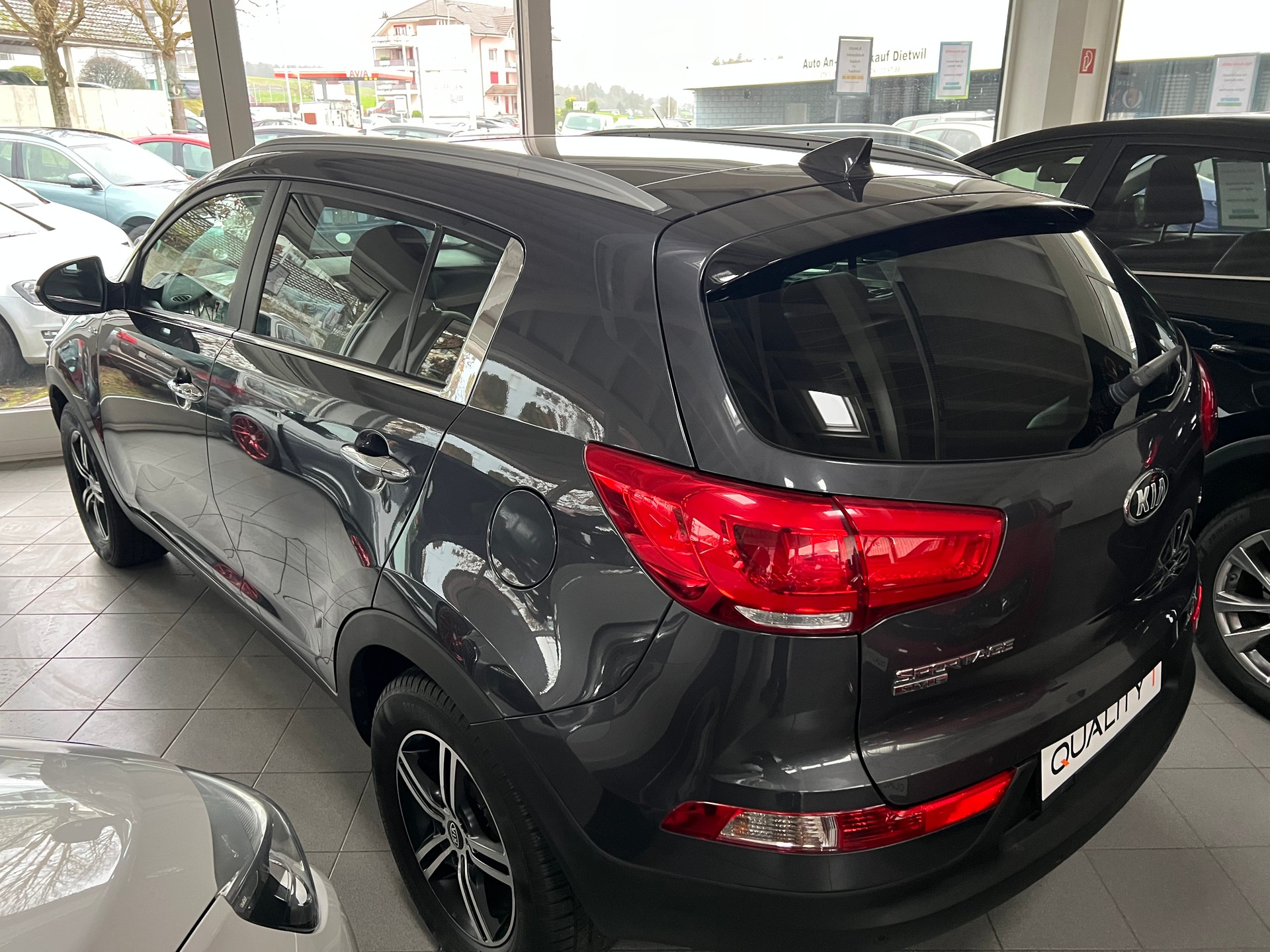 KIA Sportage 2.0 CRDi Style 4WD Automatic-image-5