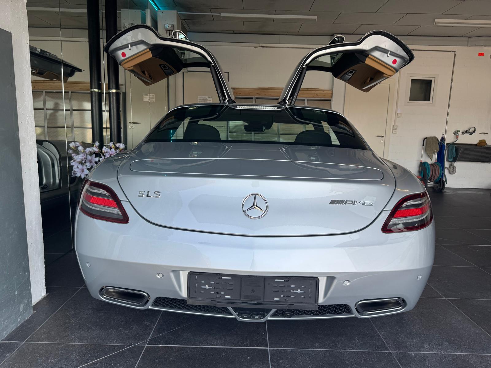 MERCEDES-BENZ SLS 63 AMG Speedshift-image-4