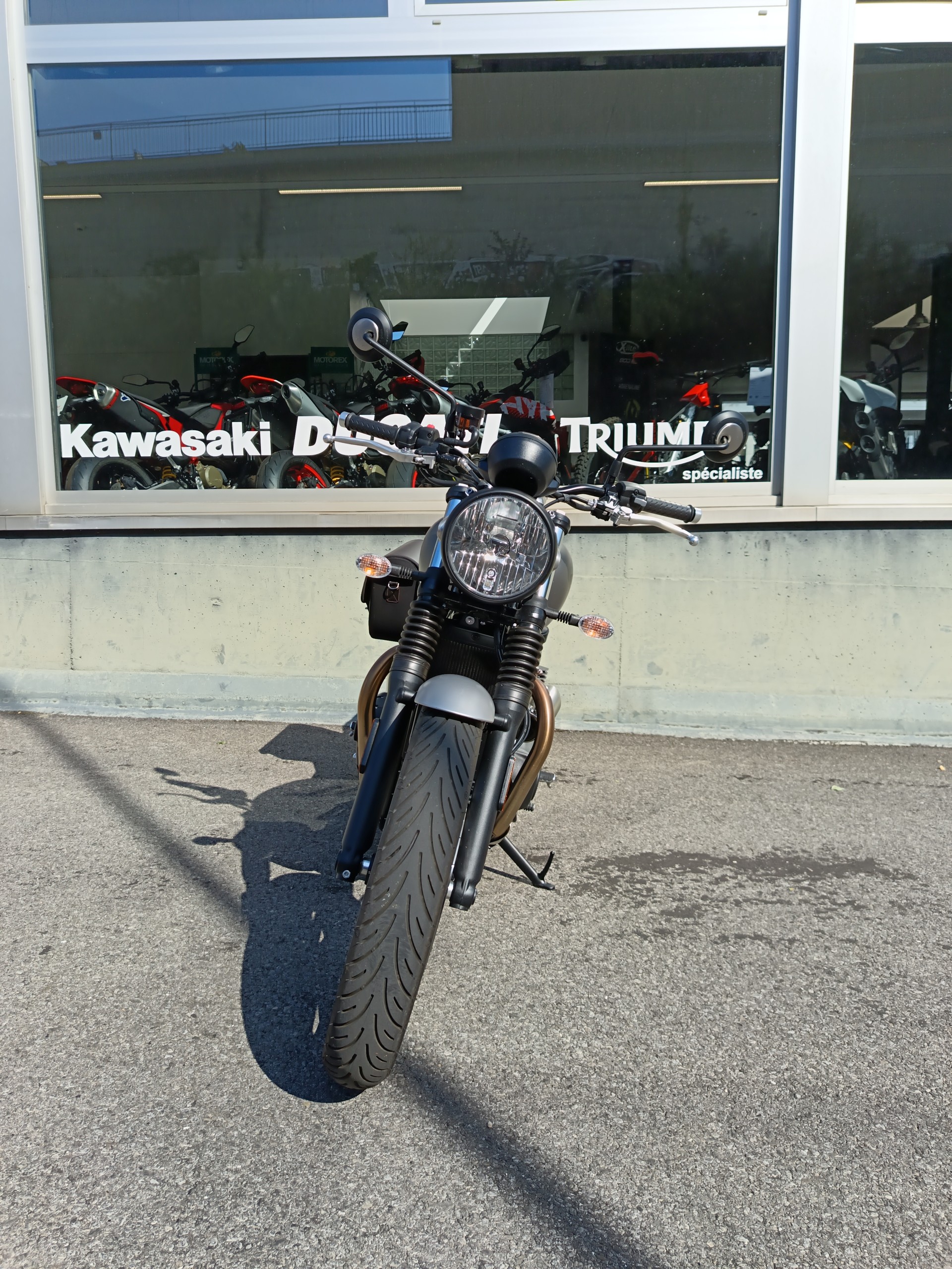 TRIUMPH Street Twin 900 Special Edition-showroom-element-3