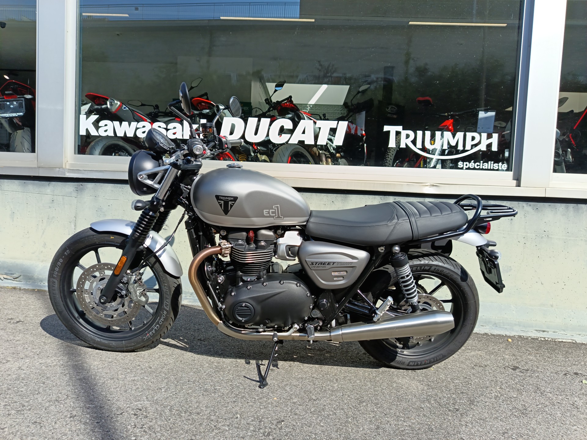 TRIUMPH Street Twin 900 Special Edition-showroom-element-1