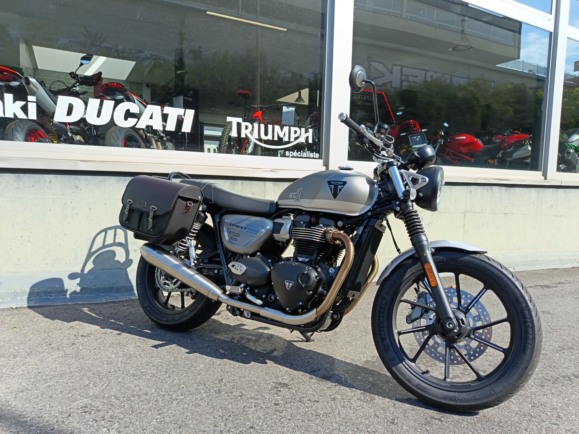 TRIUMPH Street Twin 900 Special Edition-showroom-element-2