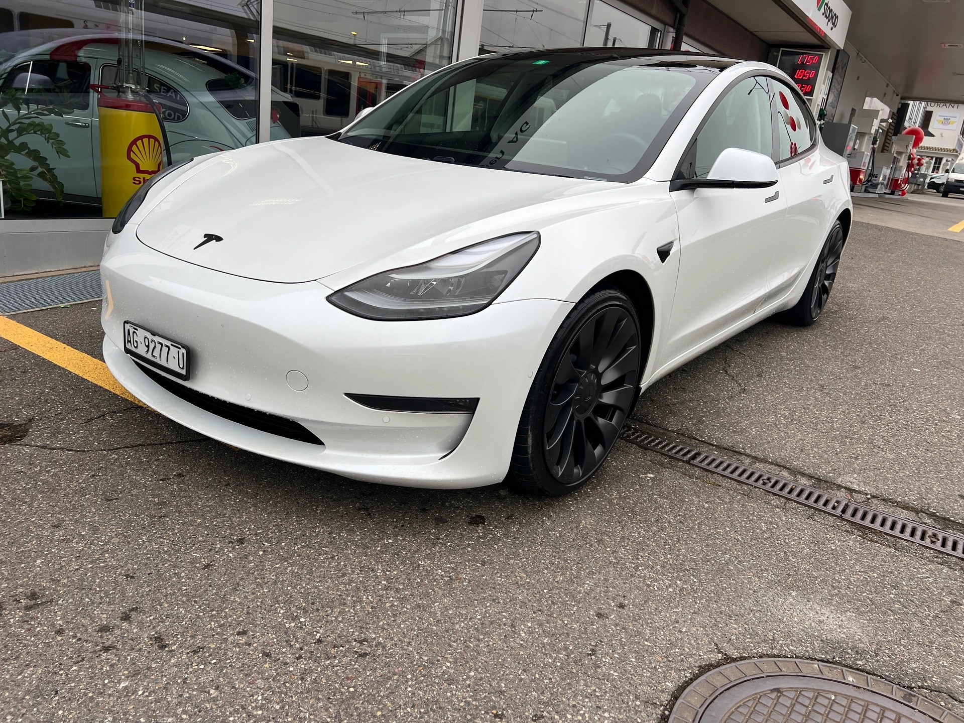 TESLA Facelift Model 3 Performance Dual Motor AWD CH-Auto mit Werksgarantie-image-1