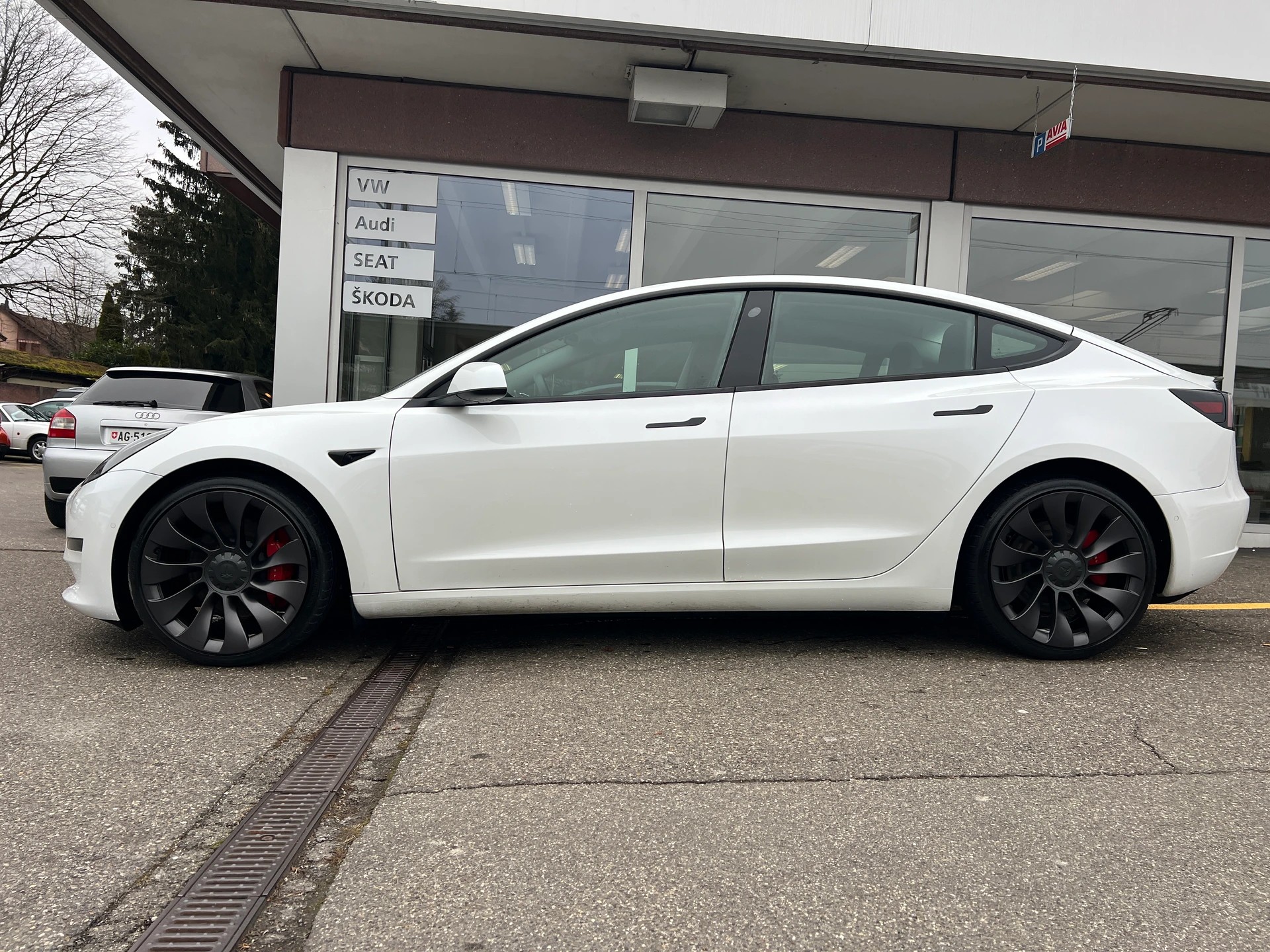 TESLA Facelift Model 3 Performance Dual Motor AWD CH-Auto mit Werksgarantie-image-0