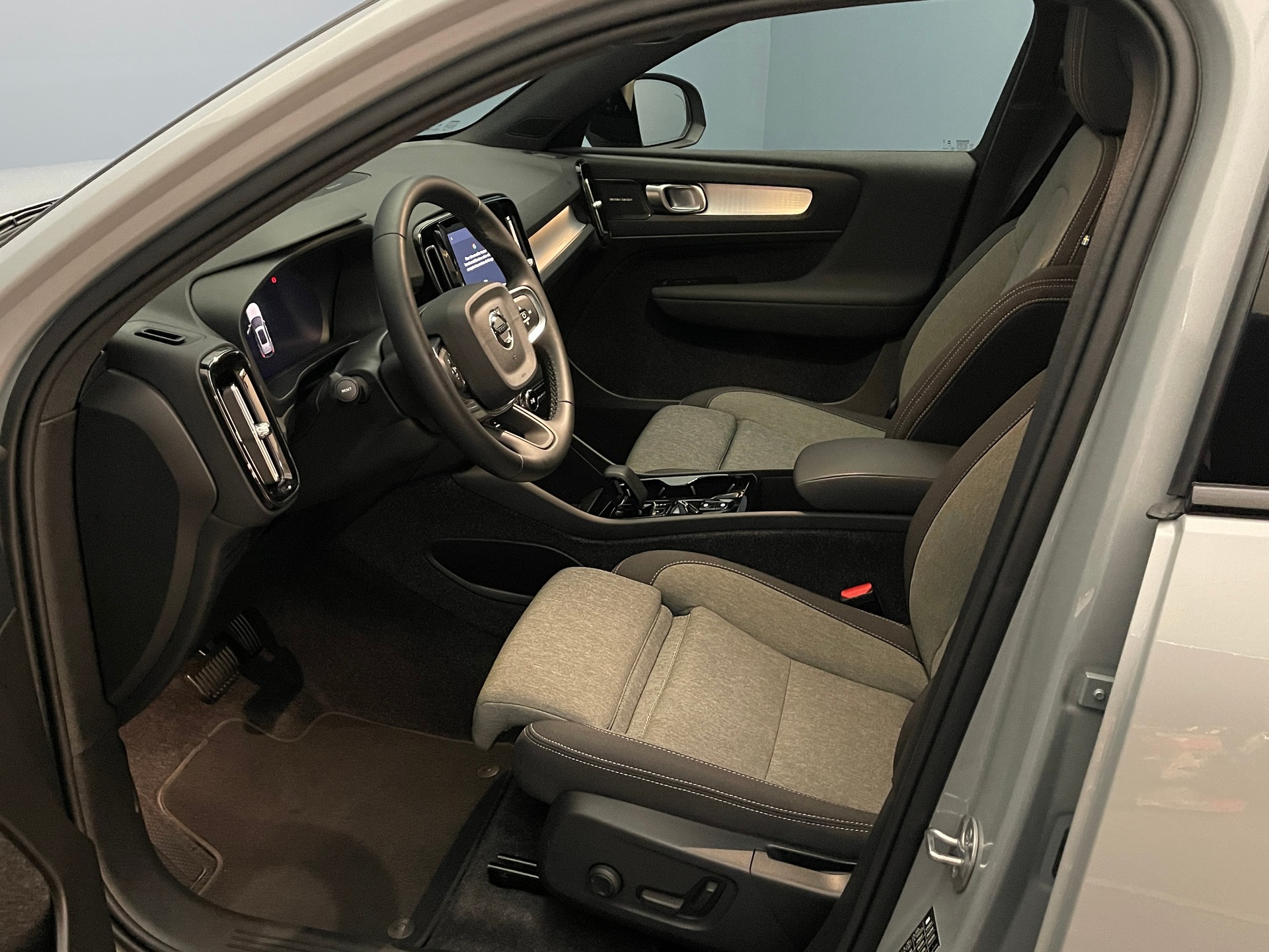 VOLVO XC40 2.0 B3 MH Plus Dark-image-10
