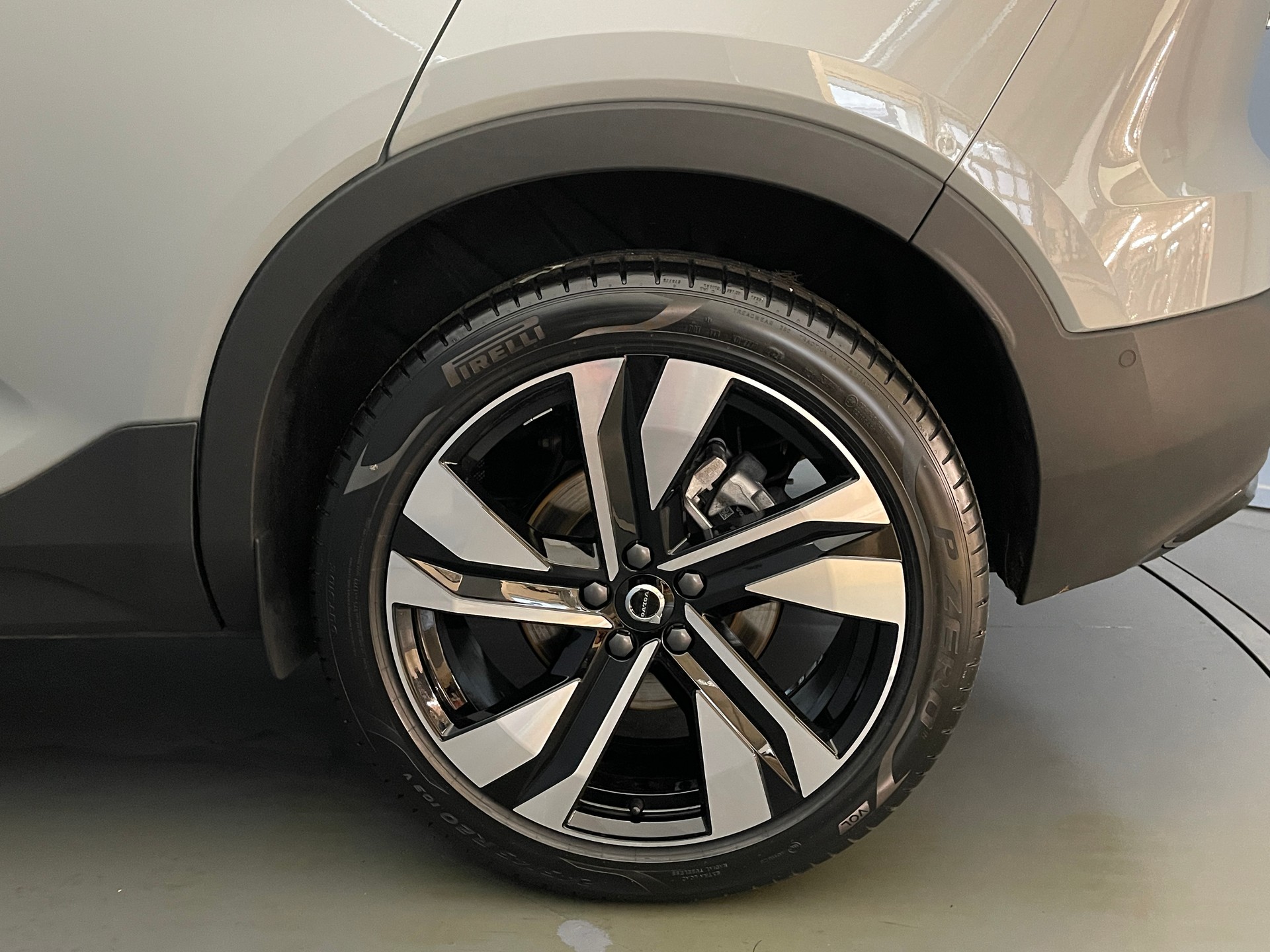 VOLVO XC40 2.0 B3 MH Plus Dark-image-4