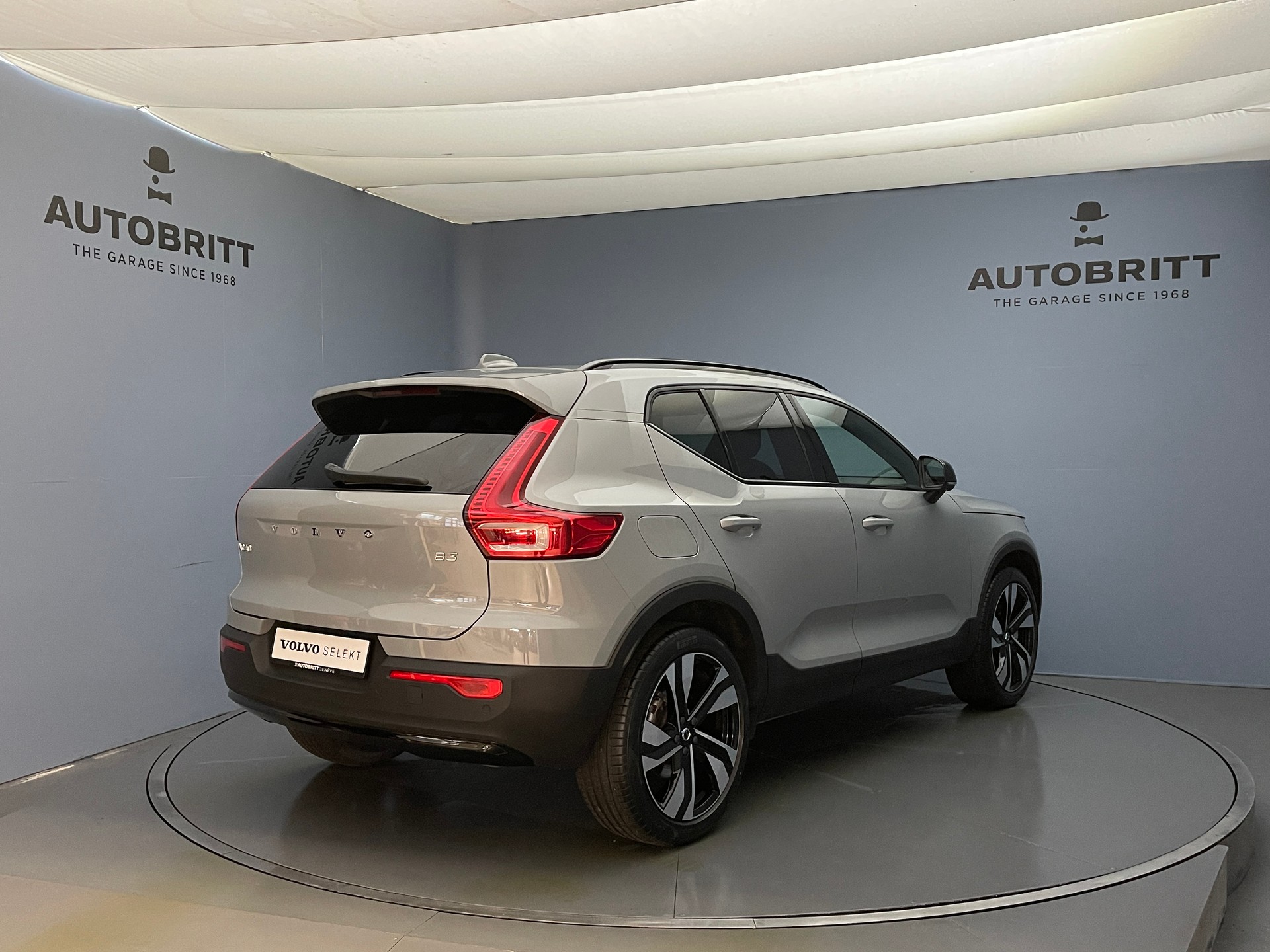 VOLVO XC40 2.0 B3 MH Plus Dark-image-3