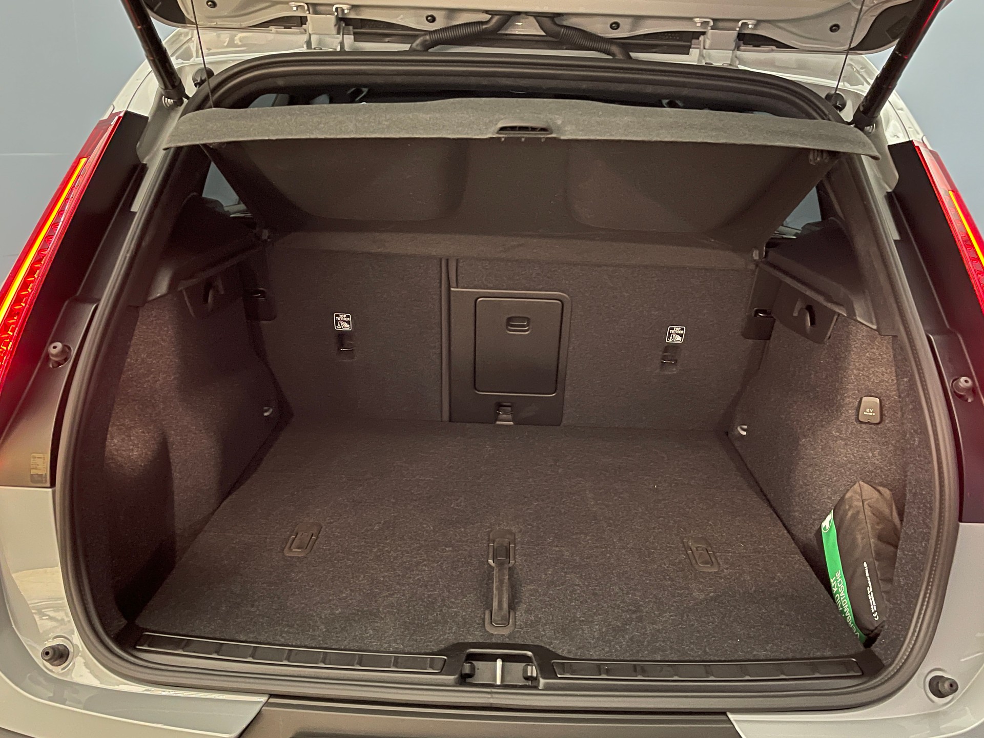 VOLVO XC40 2.0 B3 MH Plus Dark-image-14