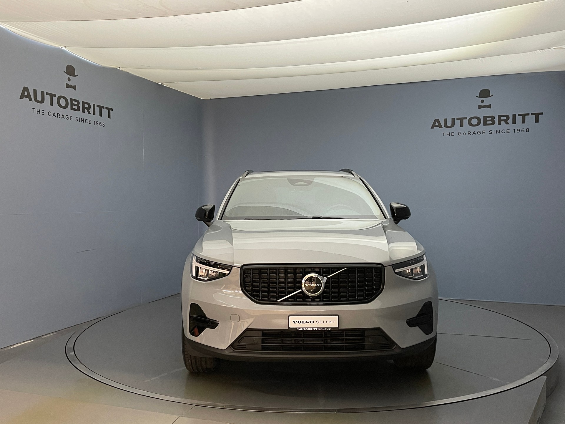 VOLVO XC40 2.0 B3 MH Plus Dark-image-1
