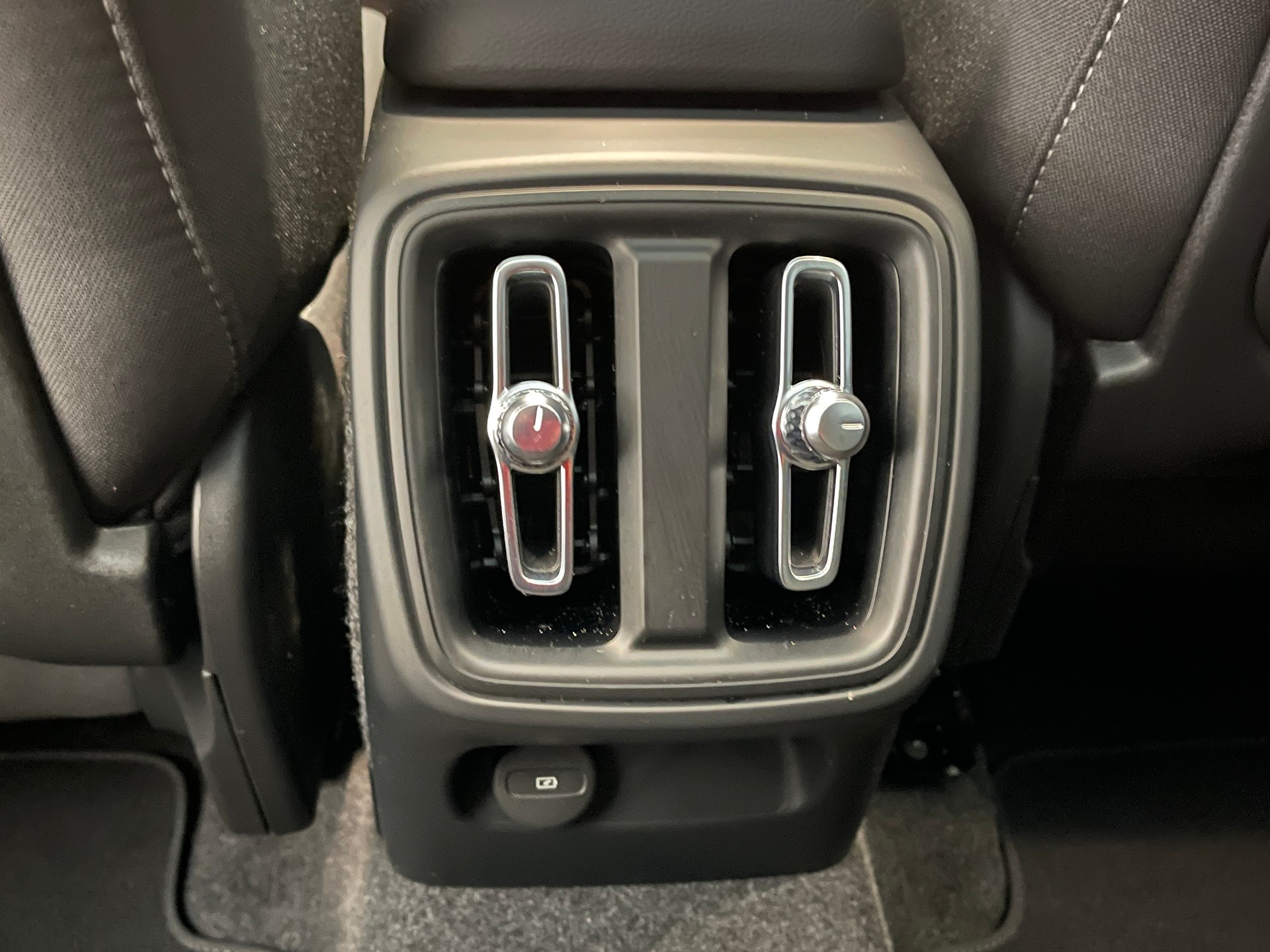 VOLVO XC40 2.0 B3 MH Plus Dark-image-6