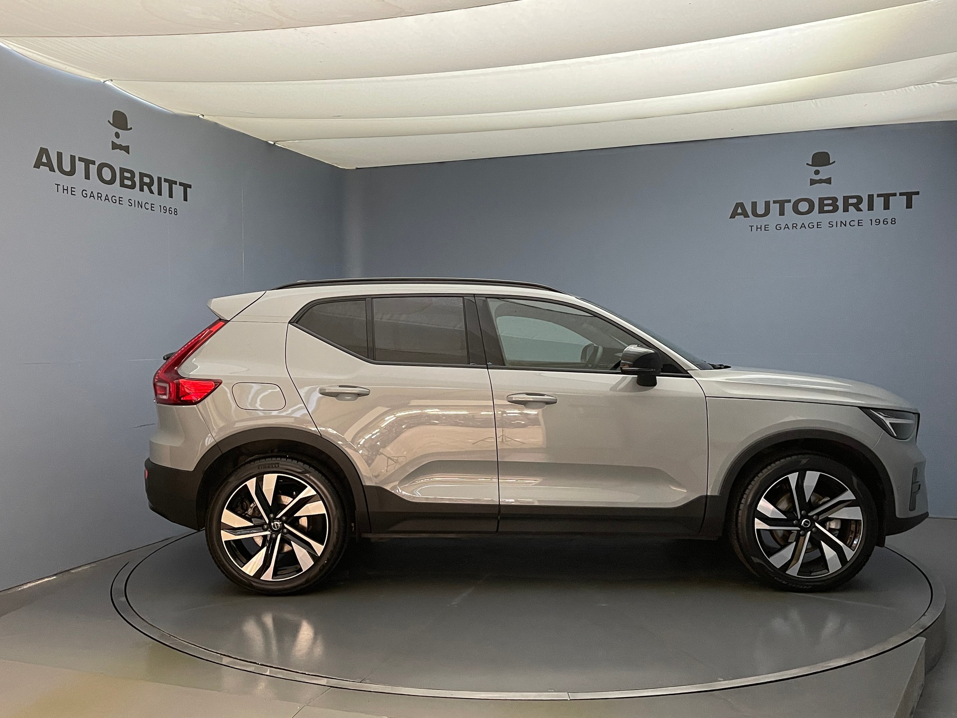 VOLVO XC40 2.0 B3 MH Plus Dark-image-2