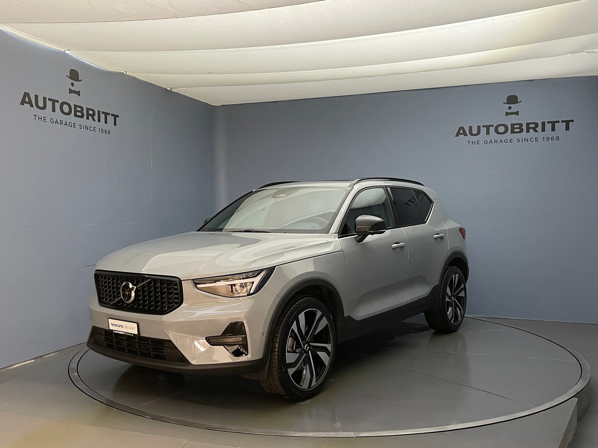 VOLVO XC40 2.0 B3 MH Plus Dark-image-0