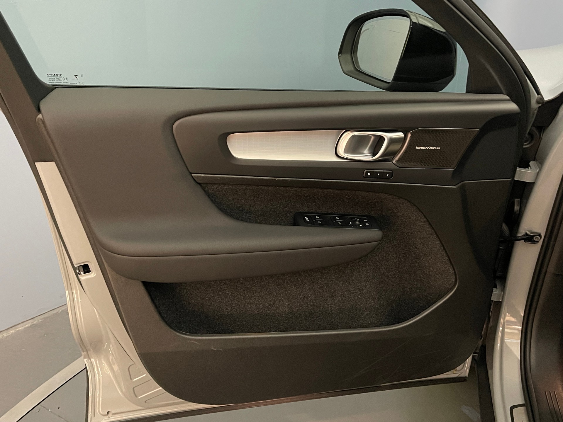 VOLVO XC40 2.0 B3 MH Plus Dark-image-9