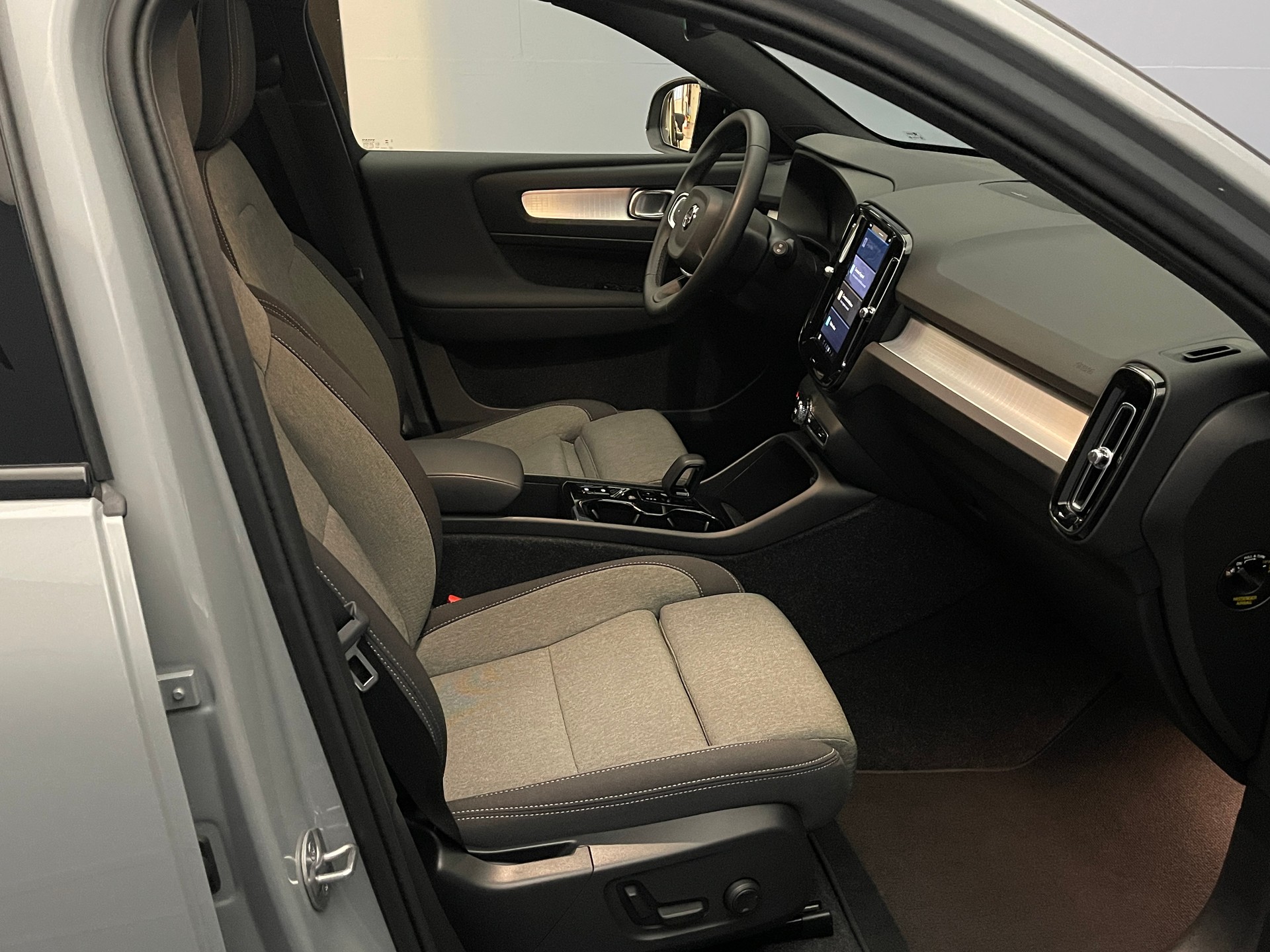 VOLVO XC40 2.0 B3 MH Plus Dark-image-13