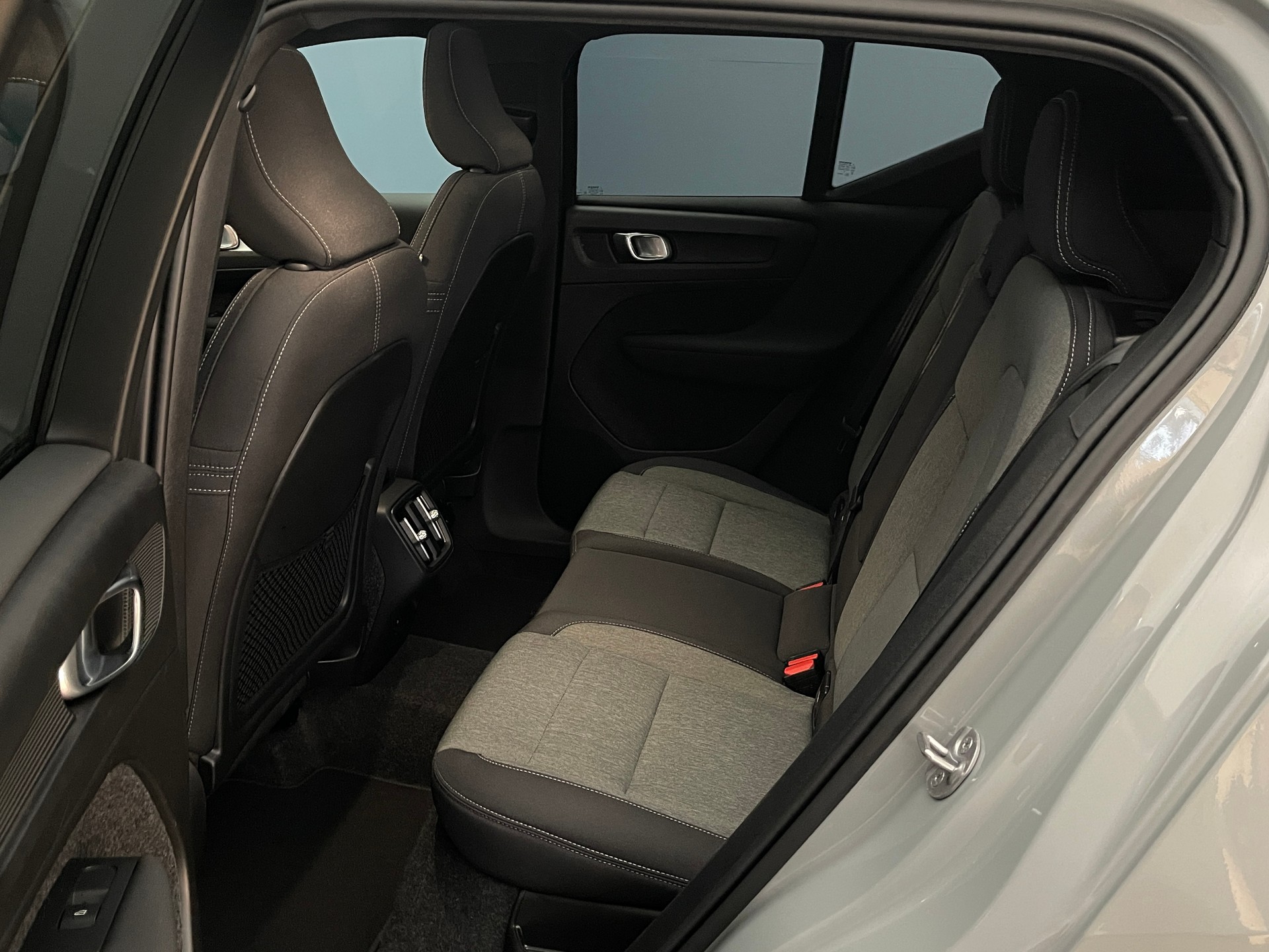VOLVO XC40 2.0 B3 MH Plus Dark-image-8