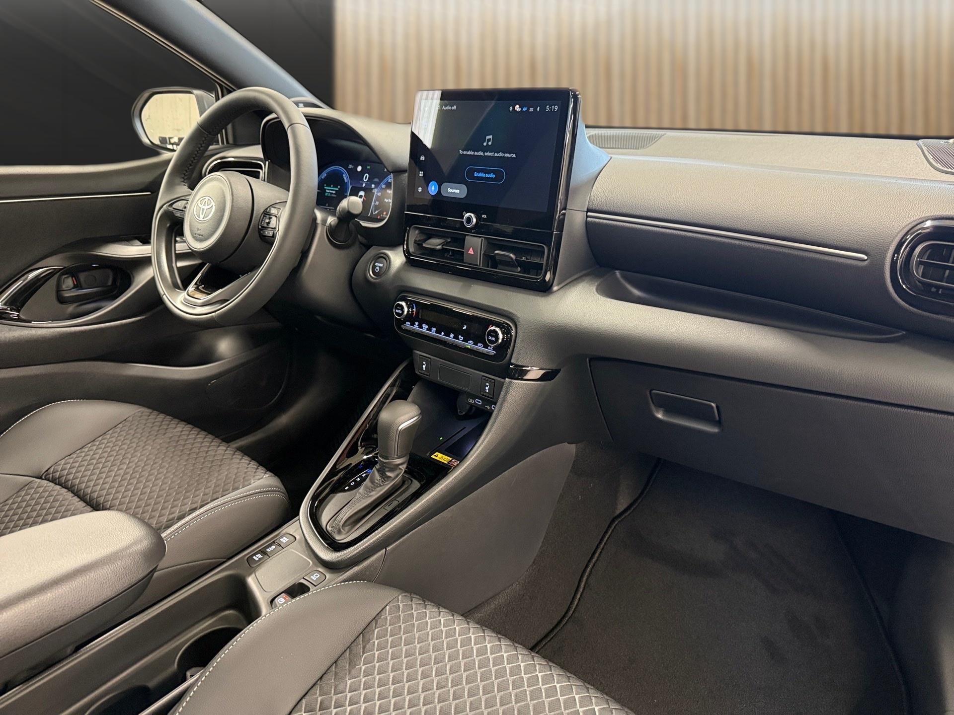TOYOTA Yaris 1.5 Premium e-CVT-image-13