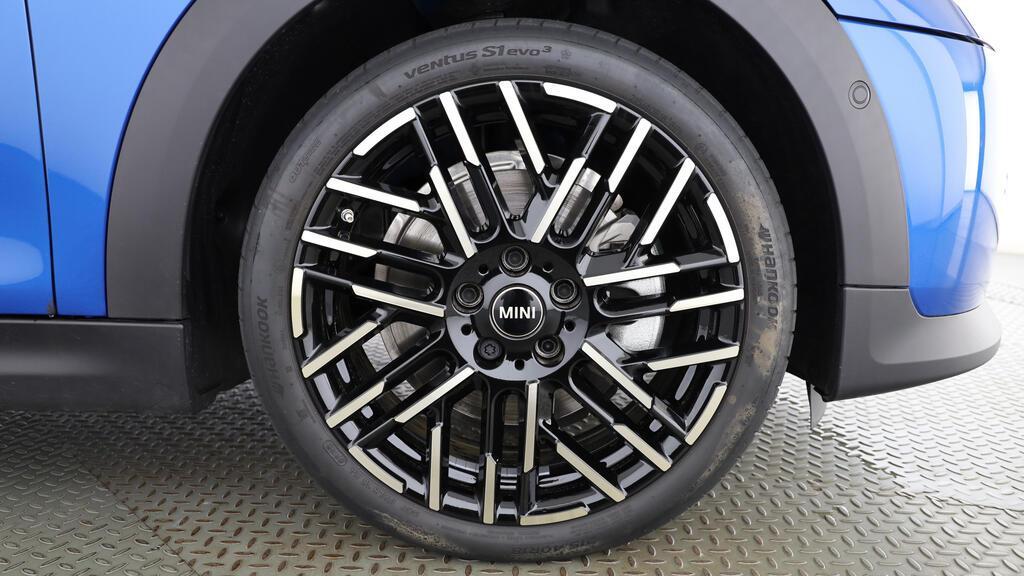 MINI Cooper S Cabrio-image-8