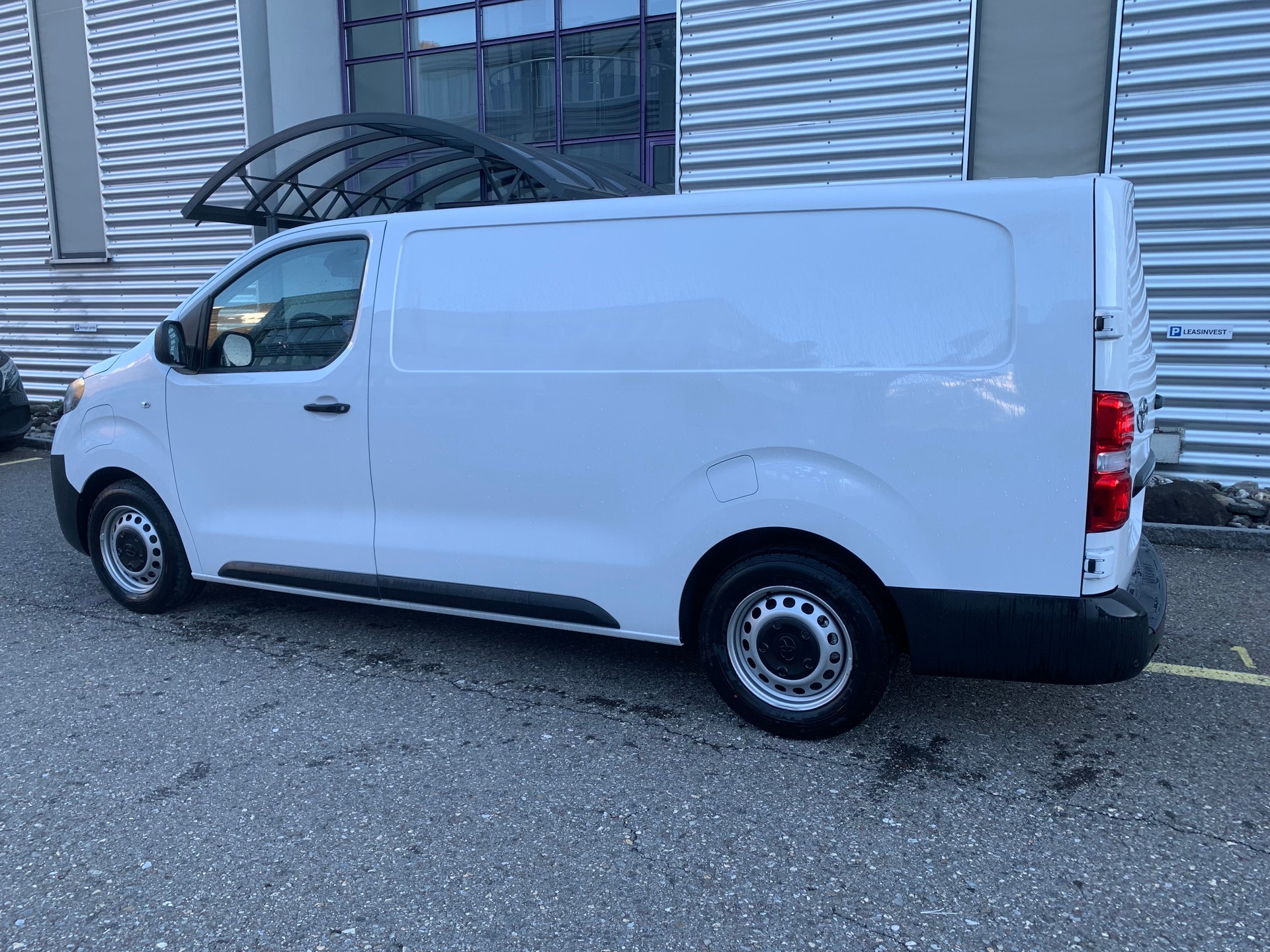 TOYOTA Proace EV Electric 75kWh Long Active L2-image-3