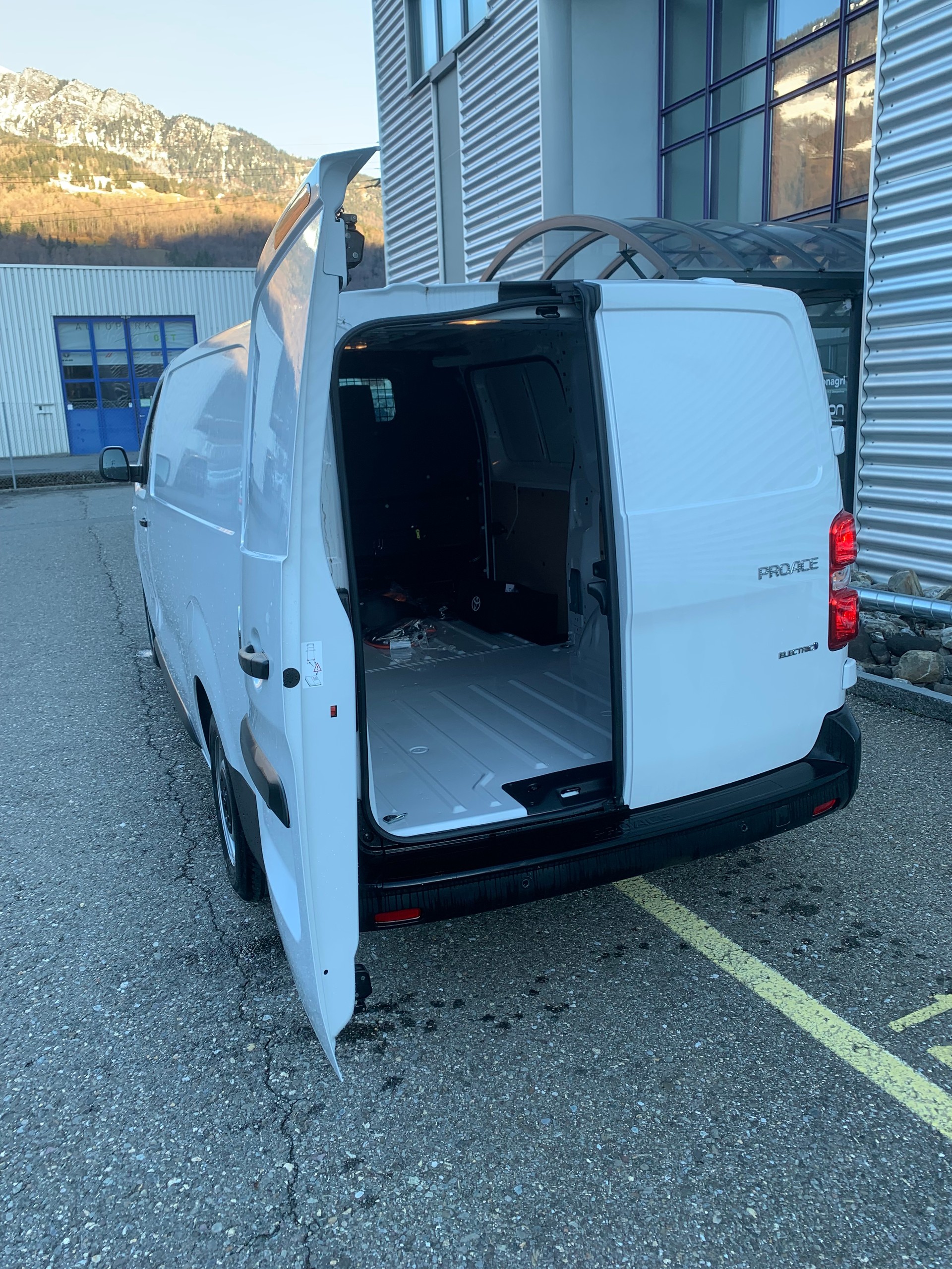 TOYOTA Proace EV Electric 75kWh Long Active L2-image-4