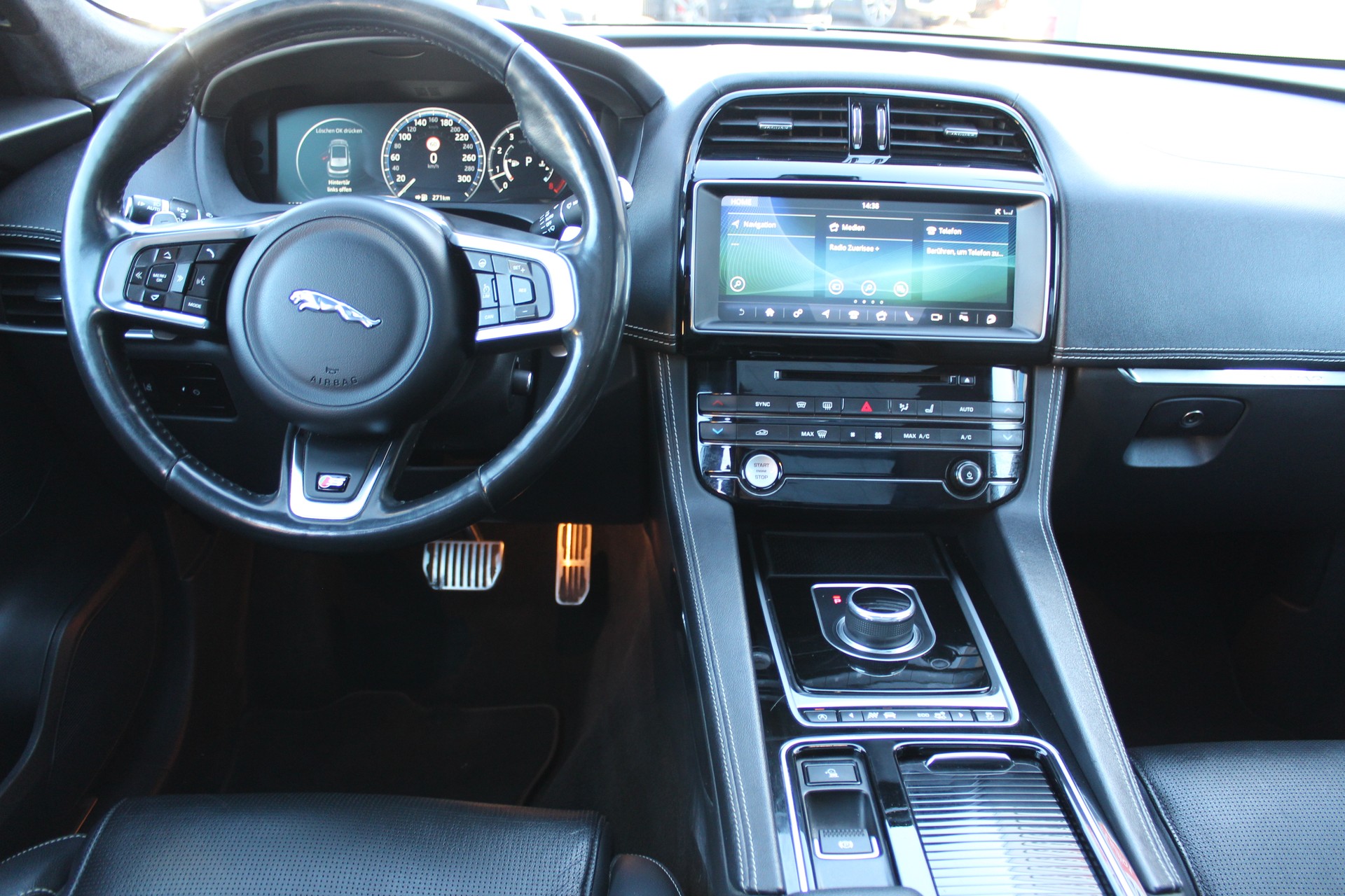 JAGUAR F-Pace 3.0 V6 S AWD Automatik-image-13