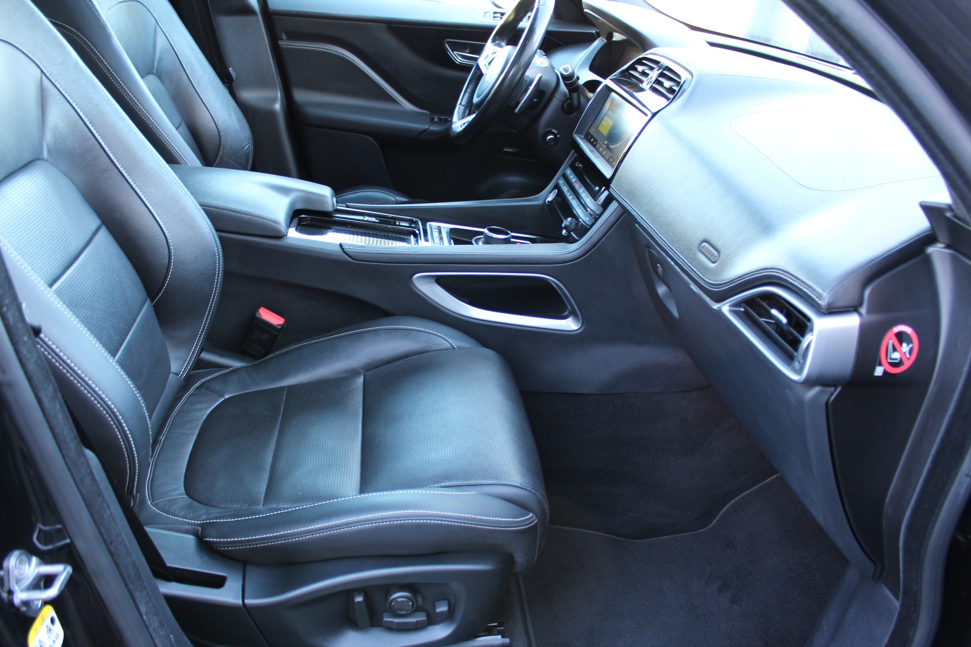JAGUAR F-Pace 3.0 V6 S AWD Automatik-image-15