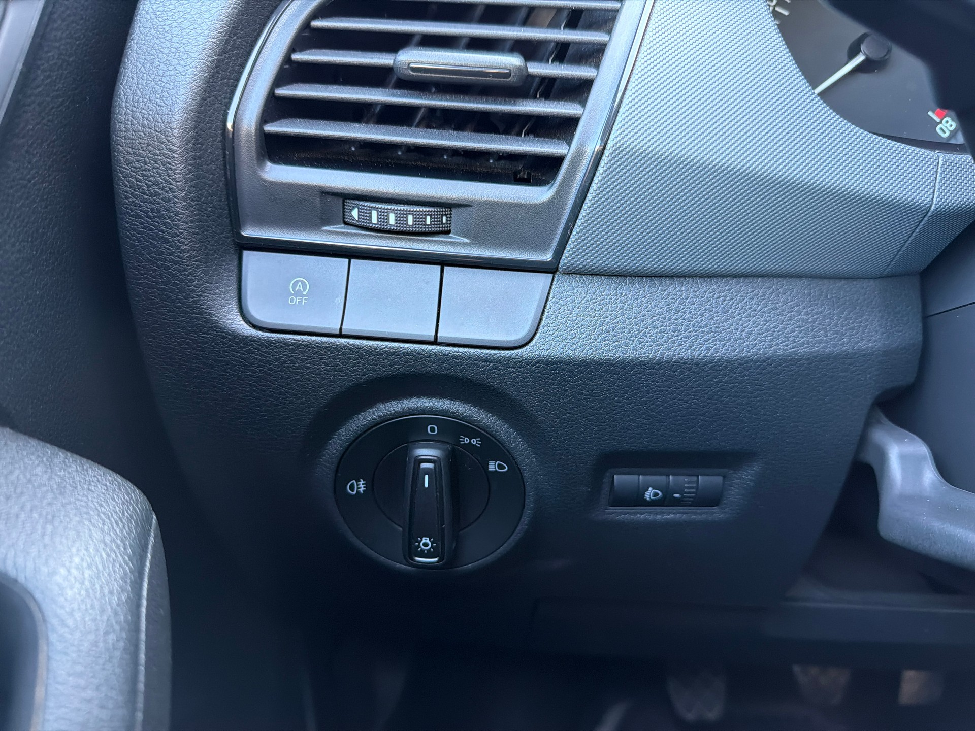 SKODA Fabia 1.0 Active-image-13