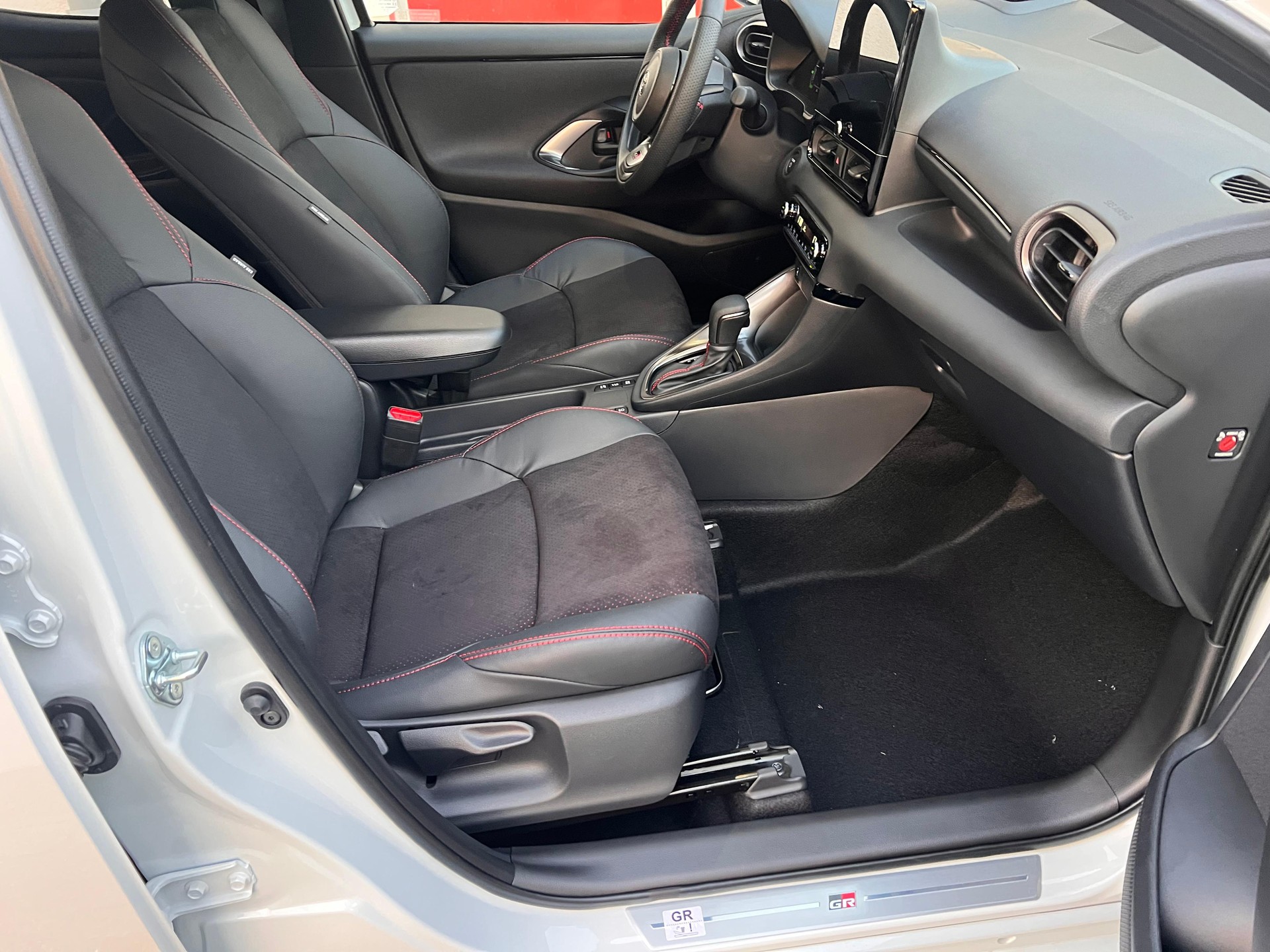 TOYOTA Yaris 1.5 VVT-i HSD GR Sport-image-12