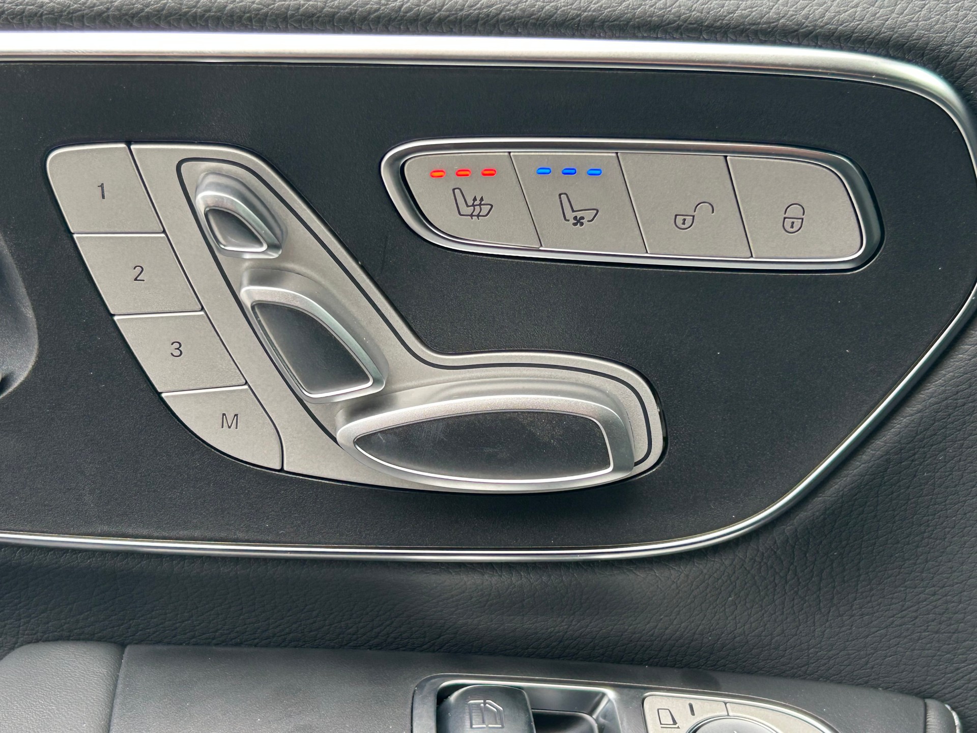 MERCEDES-BENZ V 300 d EXCLUSIVE Swiss Edition Lang 4MATIC-image-17