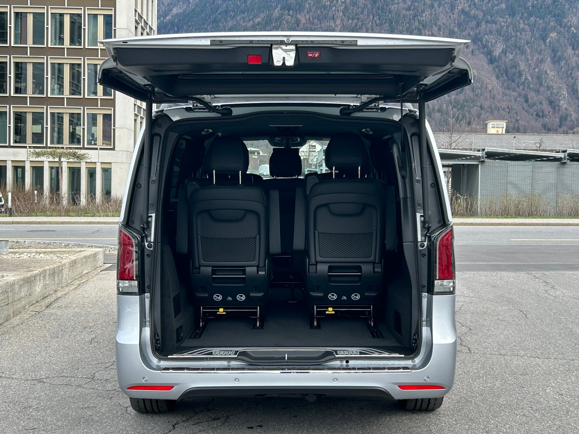 MERCEDES-BENZ V 300 d EXCLUSIVE Swiss Edition Lang 4MATIC-image-11