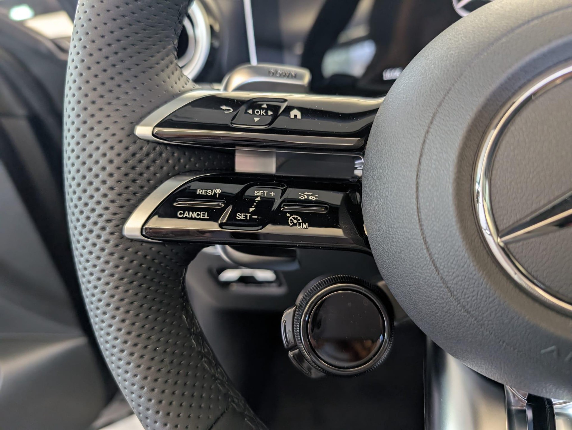 MERCEDES-BENZ CLE 53 AMG 4matic+ Cabriolet-image-12