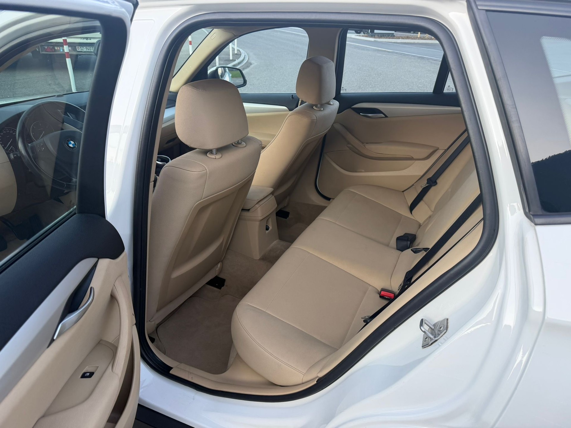 BMW X1 xDrive 18d-image-8