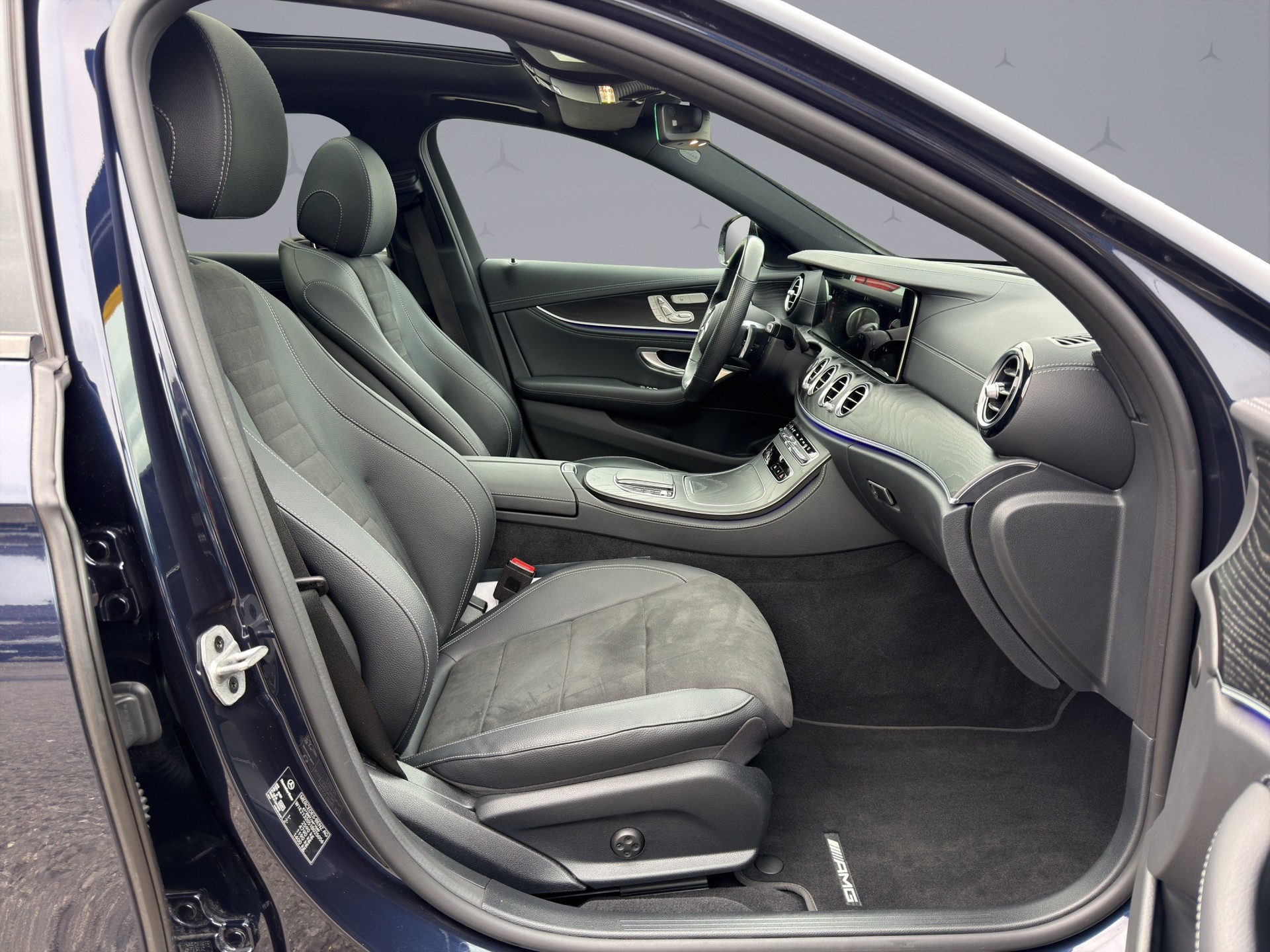 MERCEDES-BENZ E 220 d AMG Line 4matic Kombi-image-19
