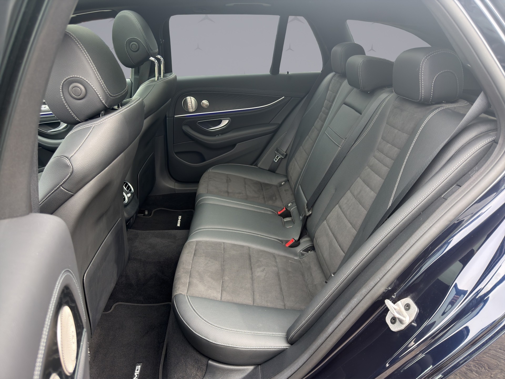 MERCEDES-BENZ E 220 d AMG Line 4matic Kombi-image-9