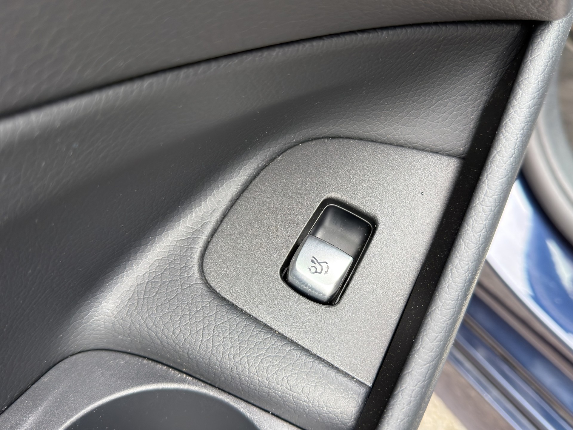 MERCEDES-BENZ E 220 d AMG Line 4matic Kombi-image-15