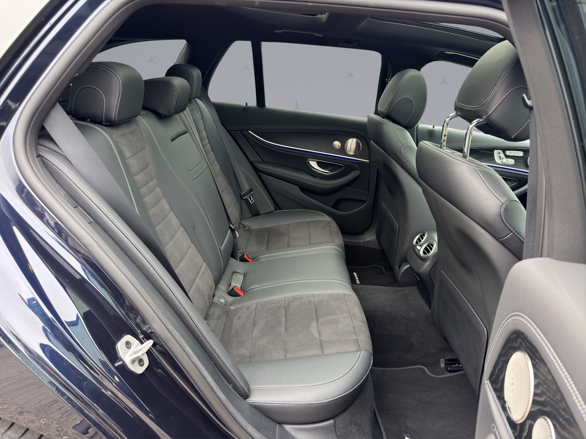 MERCEDES-BENZ E 220 d AMG Line 4matic Kombi-image-13