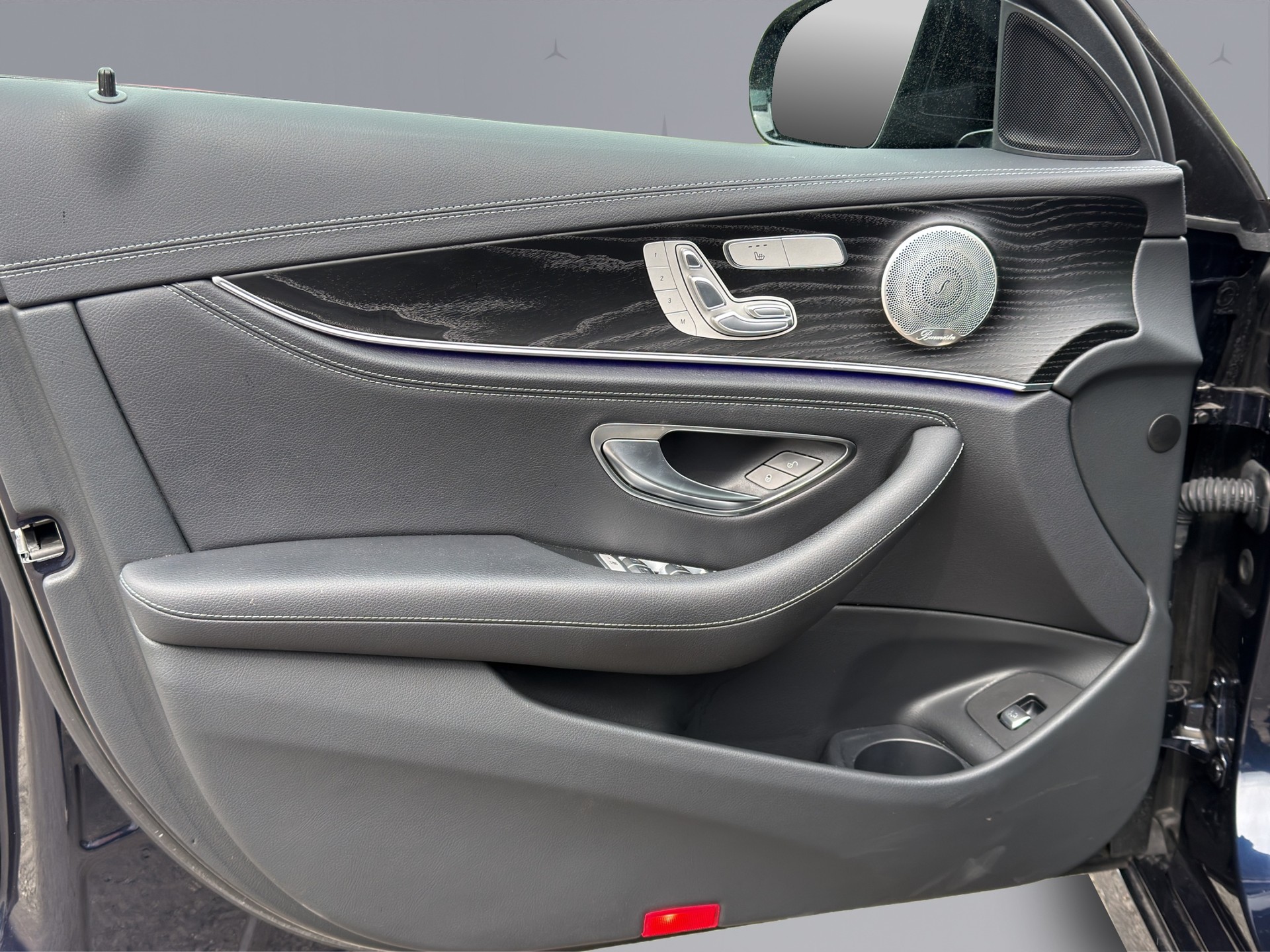 MERCEDES-BENZ E 220 d AMG Line 4matic Kombi-image-18