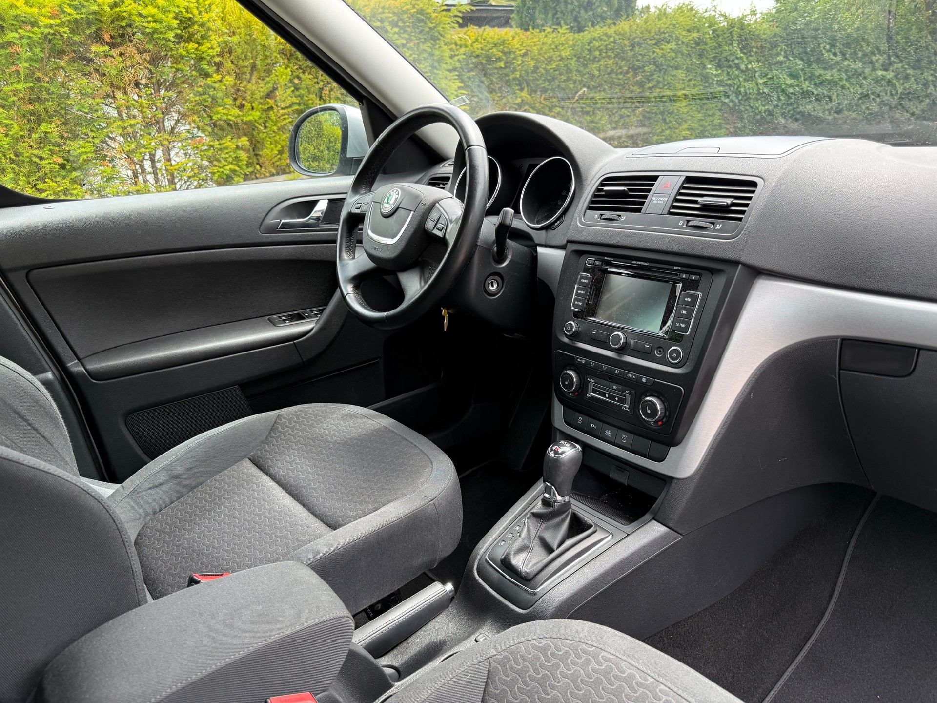SKODA Yeti 1.8 TSI Elegance 4x4 DSG | Frisch Ab MFK |-image-10