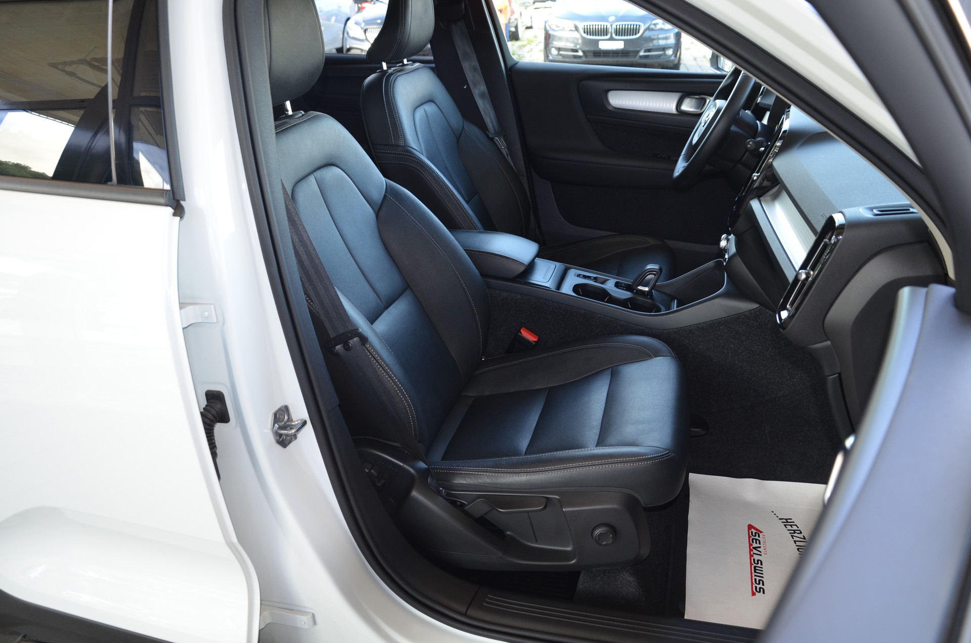 VOLVO XC40 T3 Momentum Geartronic*Ab MFK,1 Jahr oder 20'000km Garantie*-image-12