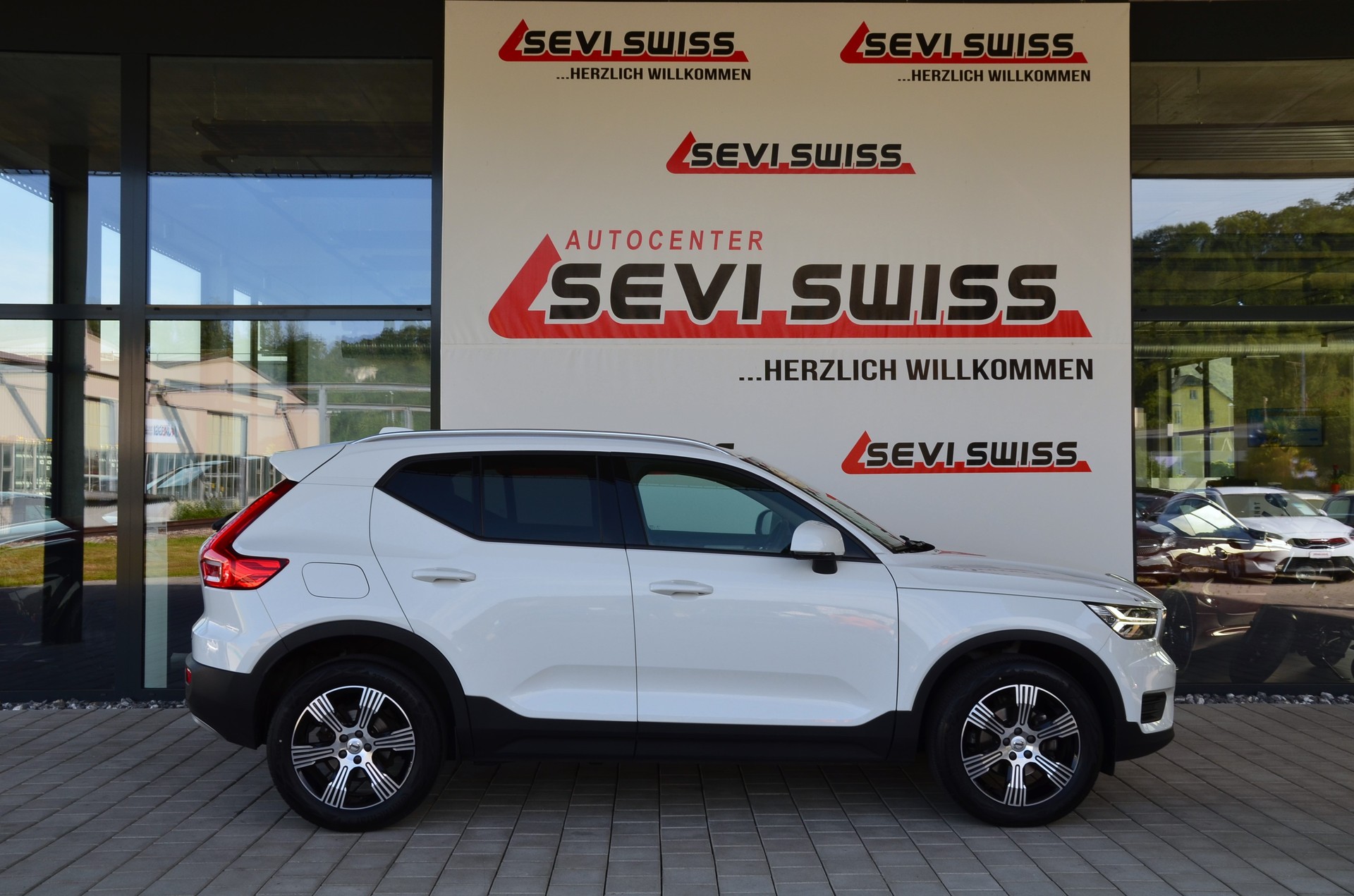 VOLVO XC40 T3 Momentum Geartronic*Ab MFK,1 Jahr oder 20'000km Garantie*-image-3