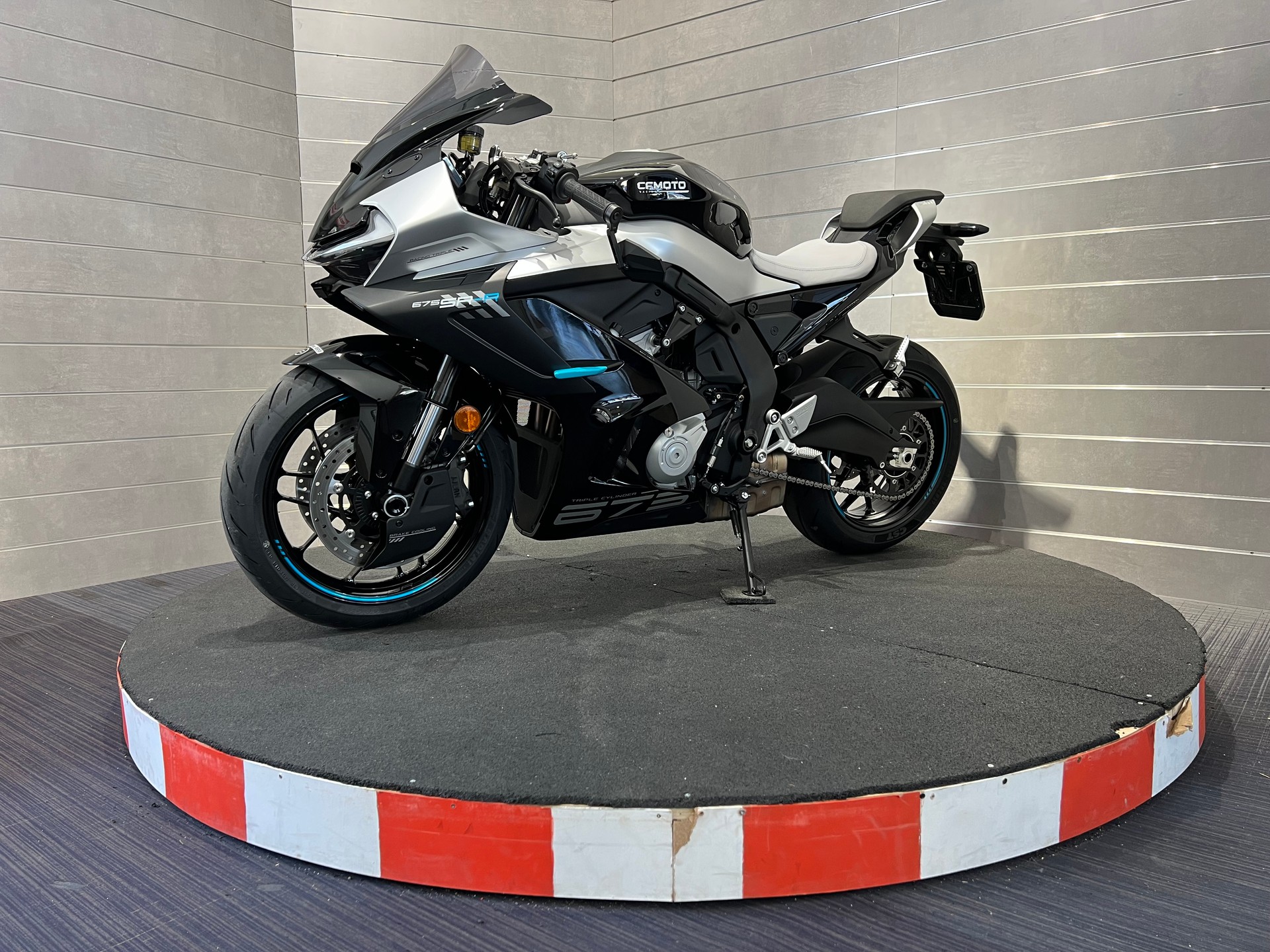 CF MOTO 675 SR-R-showroom-element-1