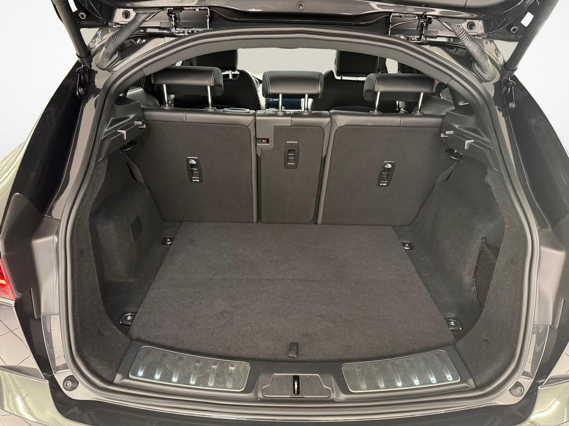 JAGUAR E-Pace 1.5 T 300e R-Dynamic SE AWD-image-11