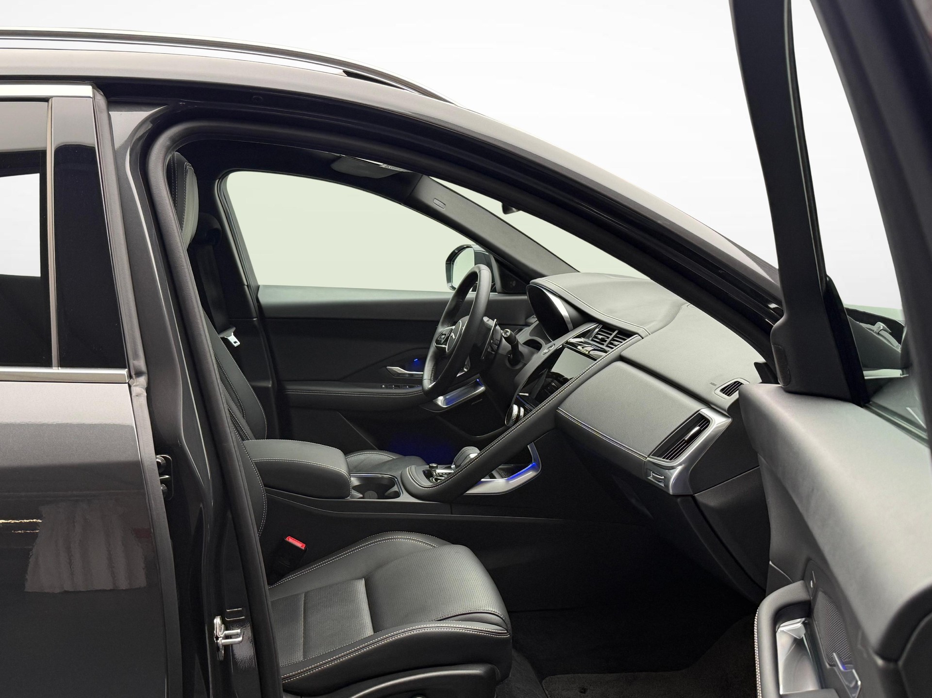 JAGUAR E-Pace 1.5 T 300e R-Dynamic SE AWD-image-9