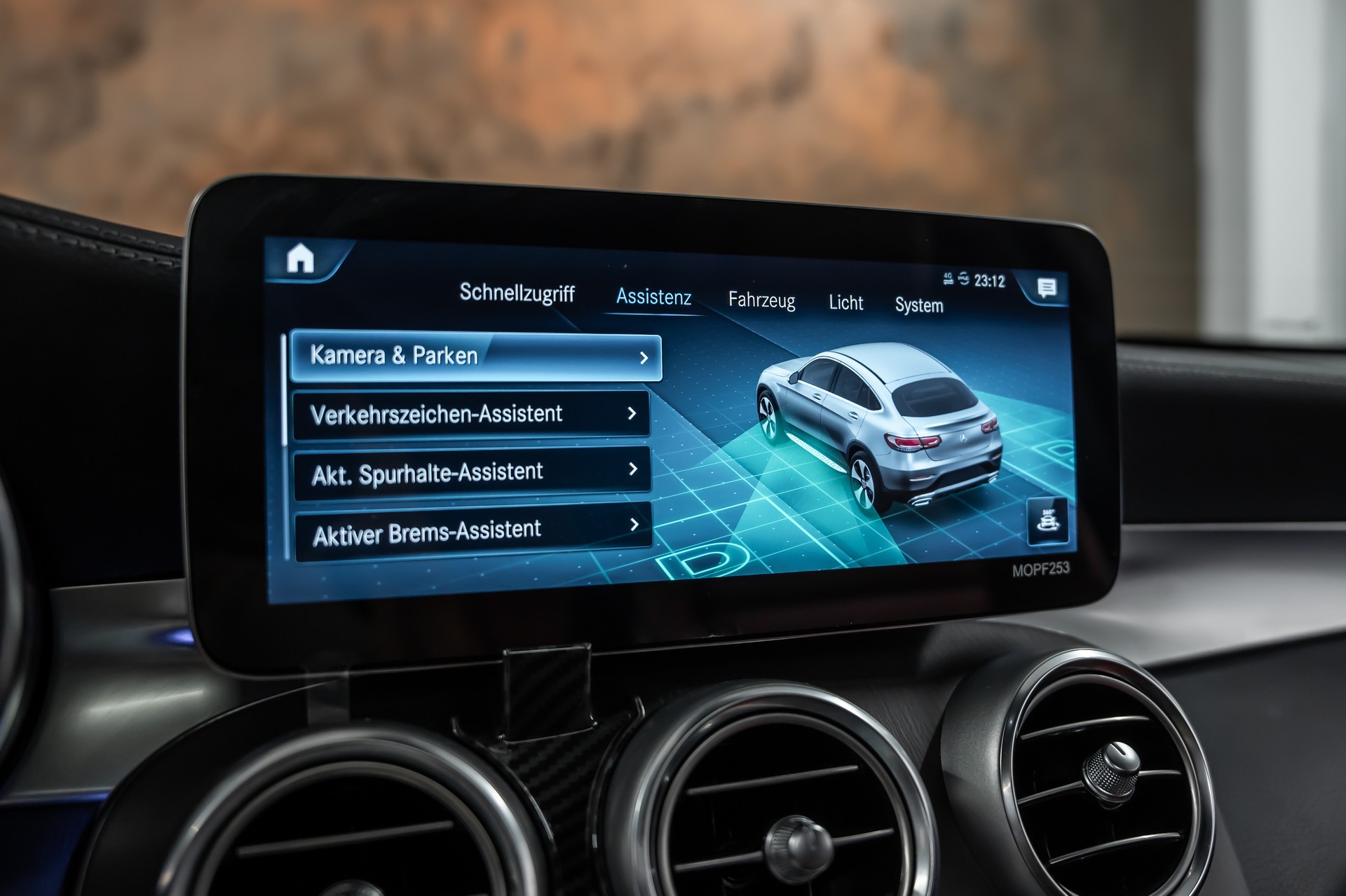 MERCEDES-BENZ GLC Coupé 300 d AMG Line 4Matic 9G-Tronic *Panorama*Leder*Head-Up*360°*-image-29