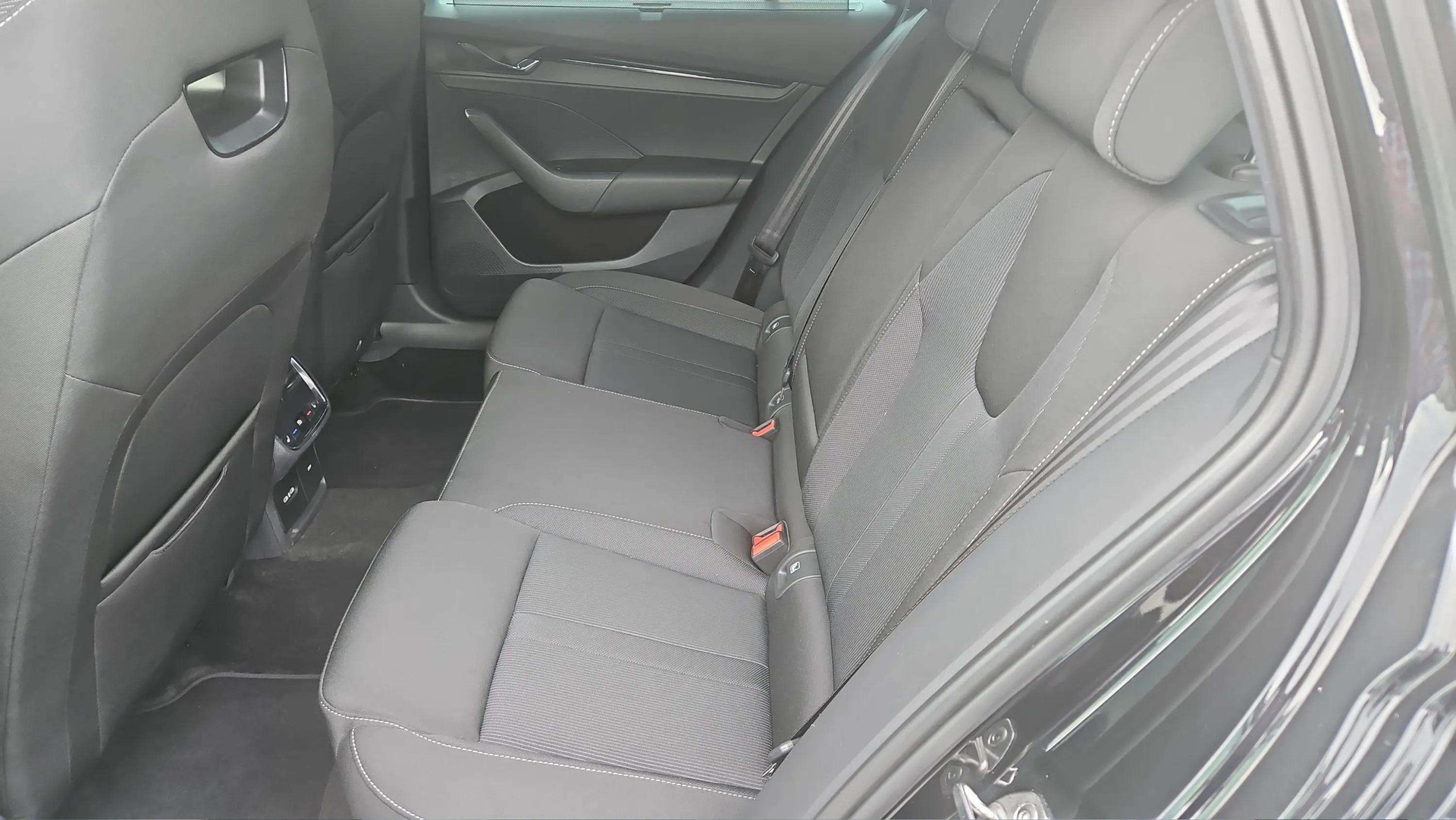 SKODA Octavia Combi 2.0 TSI SportLine DSG 4x4 190PS mit AHK-Vorbereitung & Head-Up Display-image-13